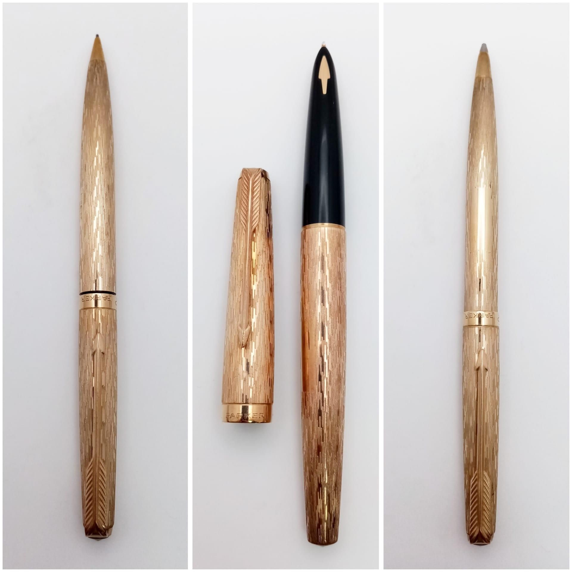 A Wonderful Parker Pen 9K Gold Writing Set. Fountain, ballpoint and pencil in decorative bark-effect