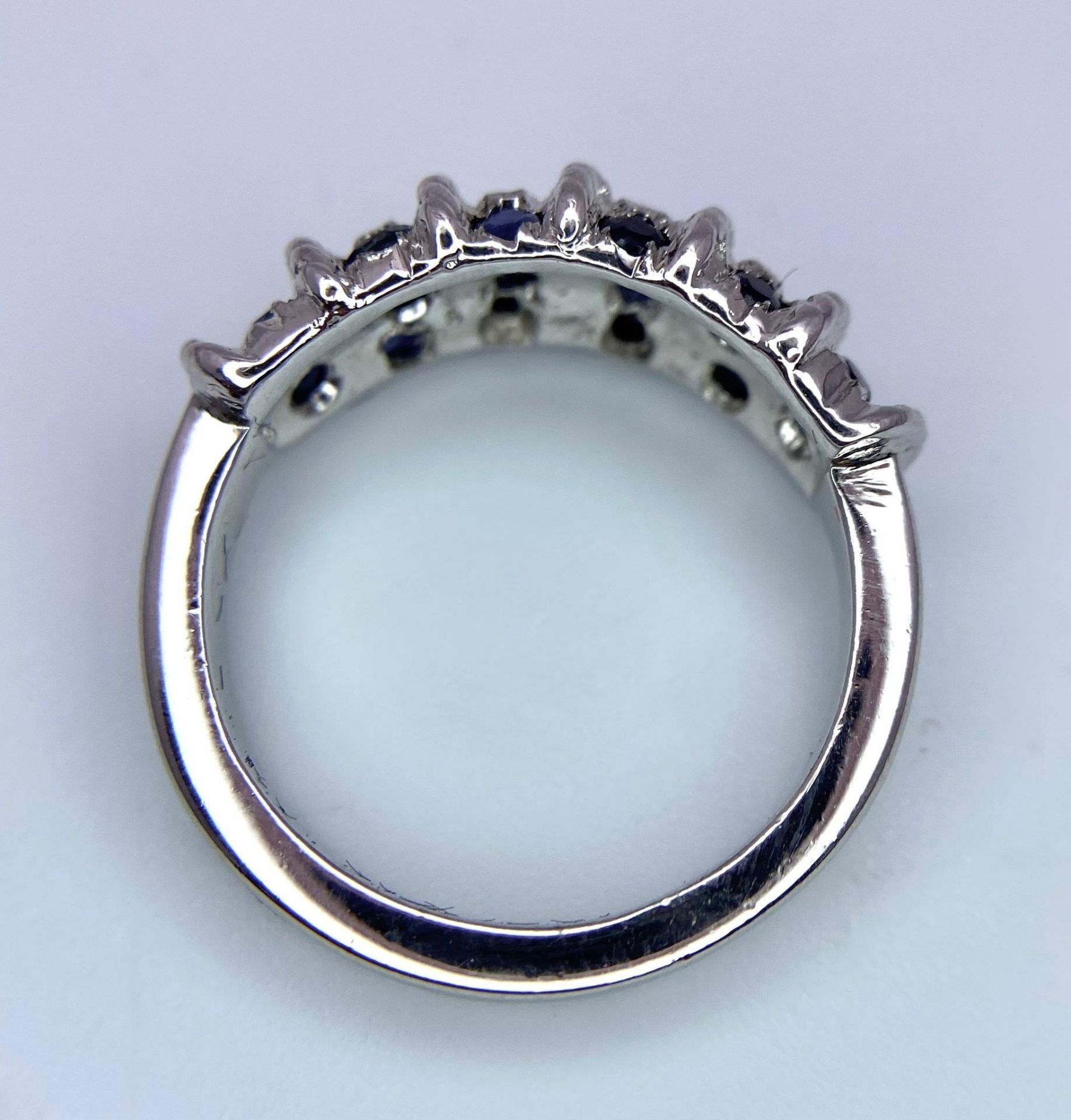 A Graduating Vertical Band Sapphire 925 Silver Ring. Sapphires - 2ctw. 4.77g total weight. Size M. - Bild 3 aus 5
