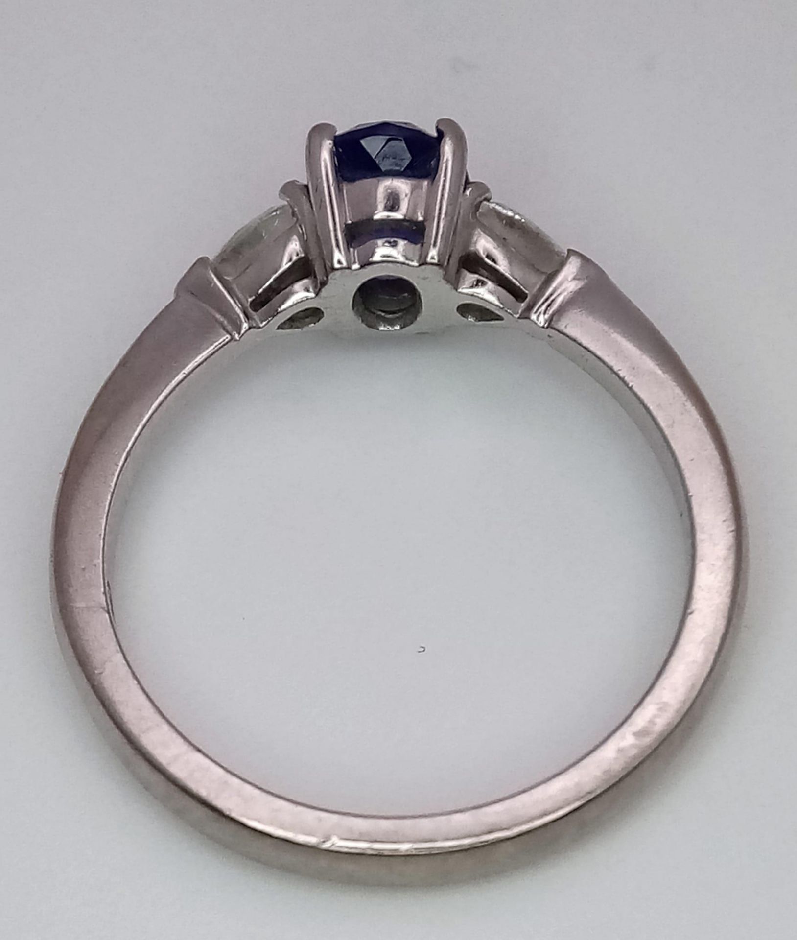 A 18K WHITE GOLD DIAMOND & TANZANITE 3 STONE RING. 0.50CT OF PEAR SHAPE DIAMONDS & 0.85CT OVAL - Image 3 of 4