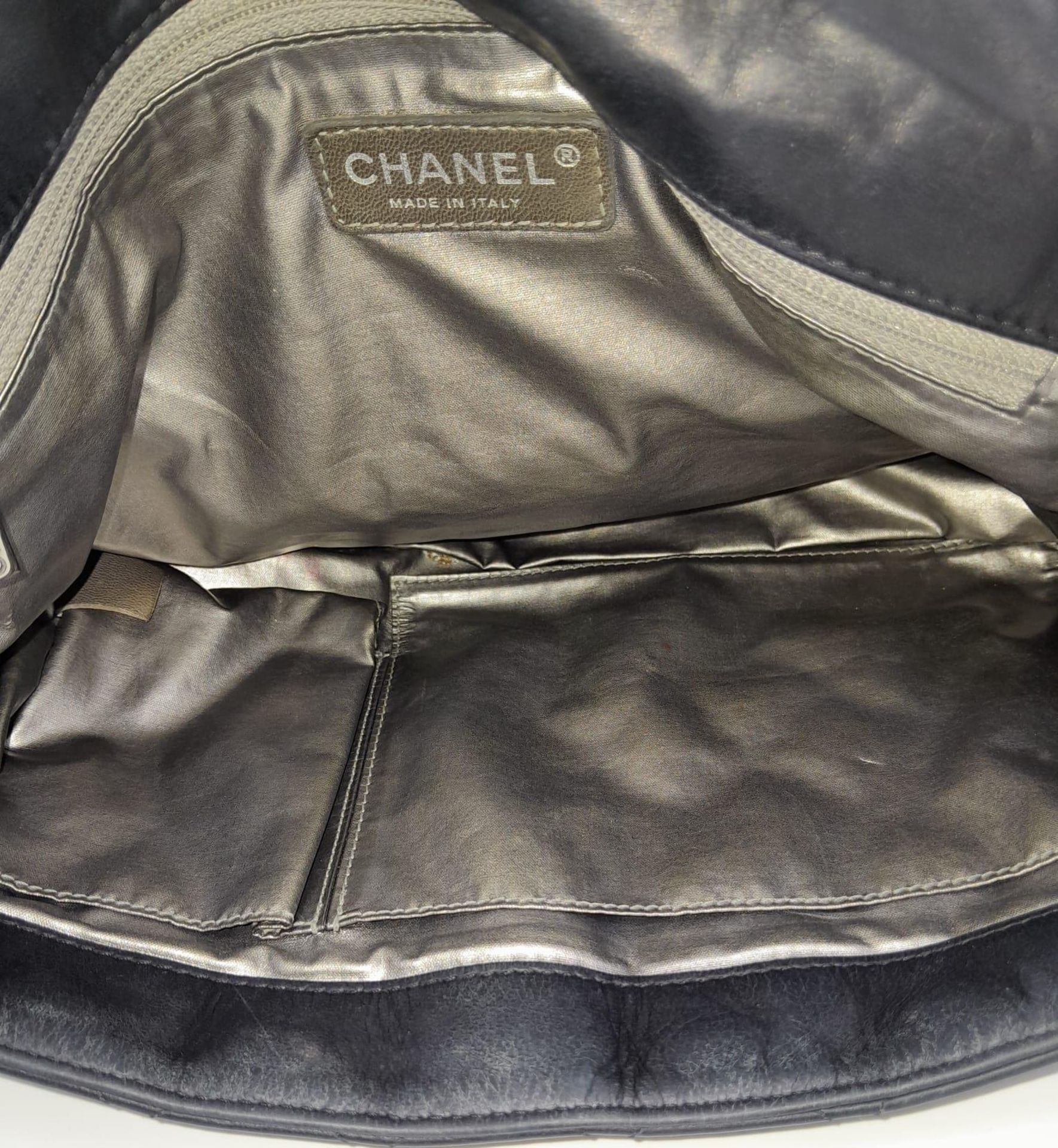 Chanel Moscow Flap. Quality lambskin leather throughout with silver toned hardware. Soft quilted - Image 20 of 38