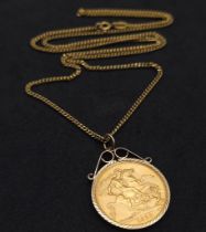 A 1958 GOLD SOVEREIGN IN A 9K GOLD SETTING AND ON A 50cm GOLD CHAIN . 14.11gms