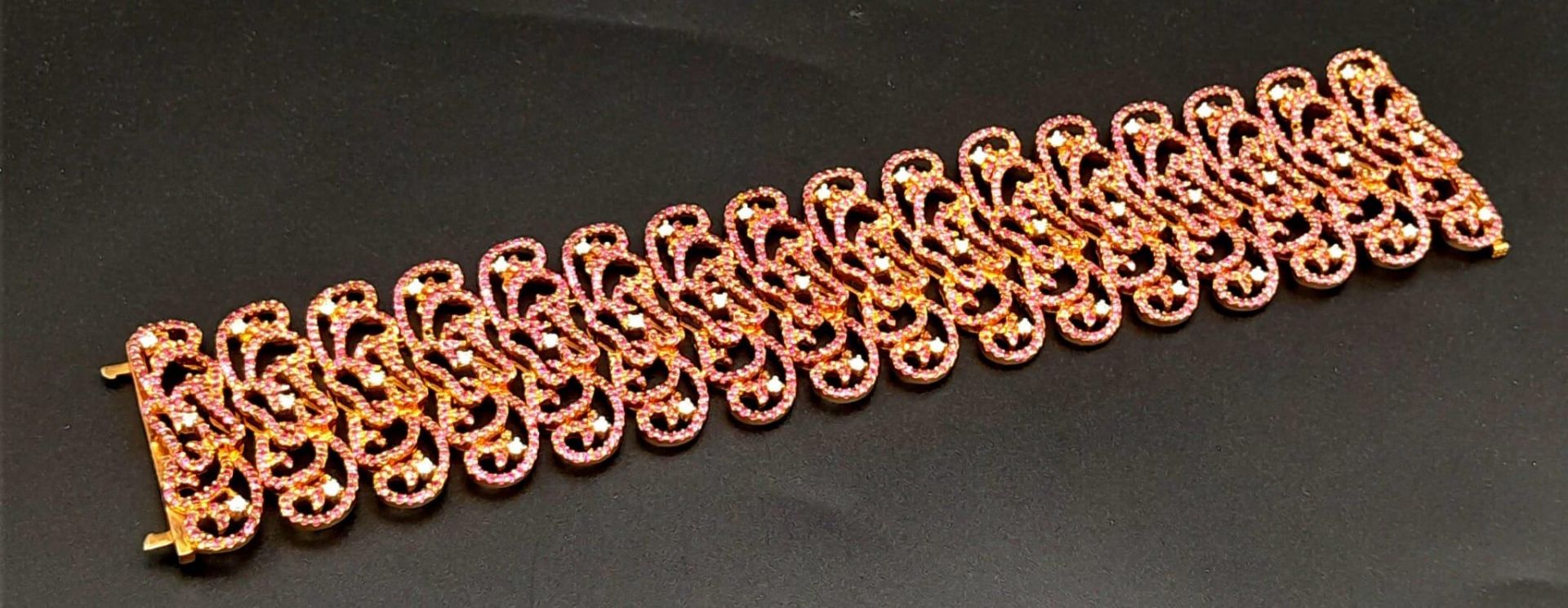 An 18K Rose Gold Ruby and Diamond Statement Bracelet. Interlocking ruby encrusted seahorse links - Image 3 of 6