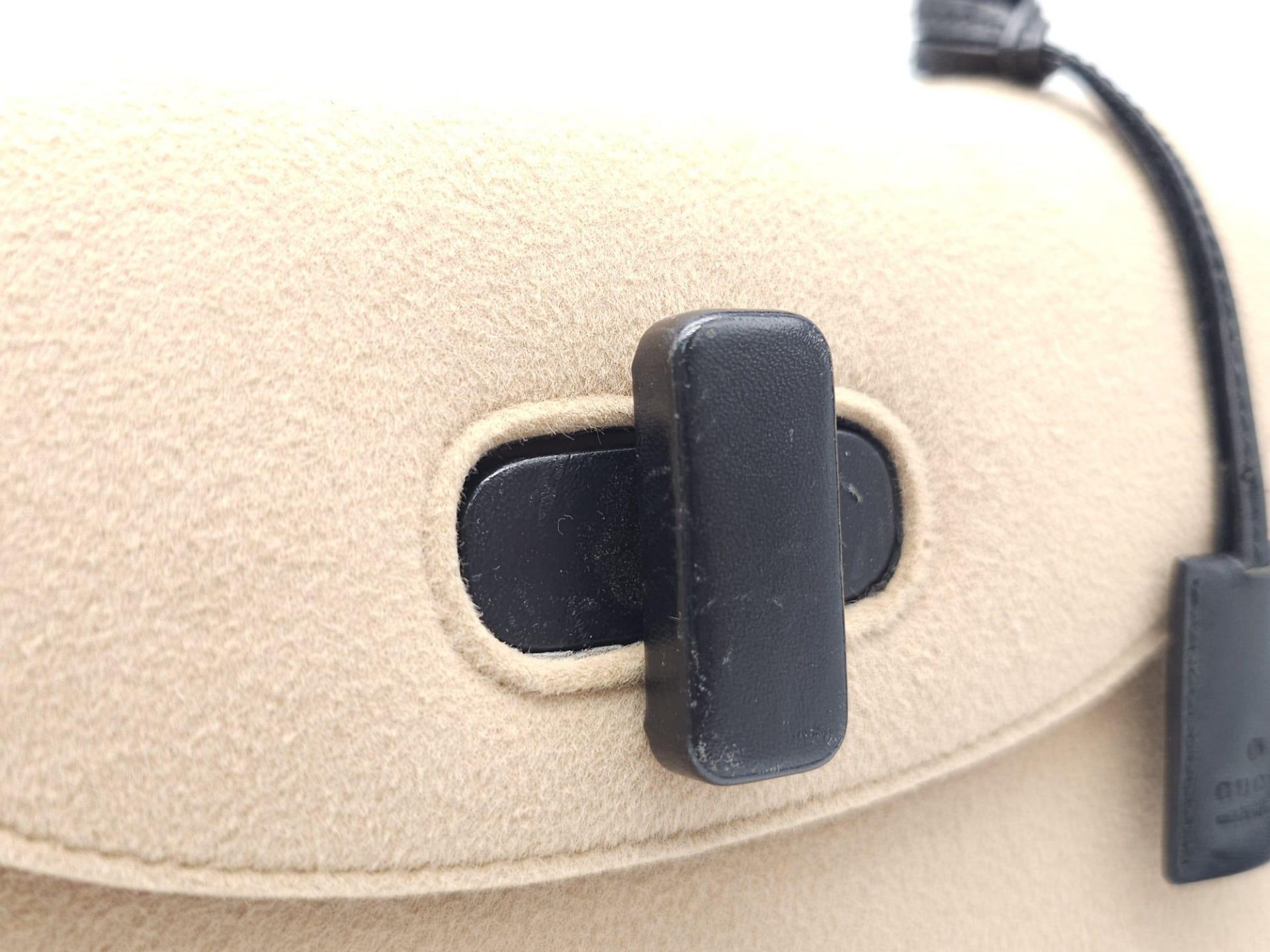 Gucci Tan Wool Purse. This Gucci tan wool purse features a black bar closure, black leather - Bild 16 aus 29