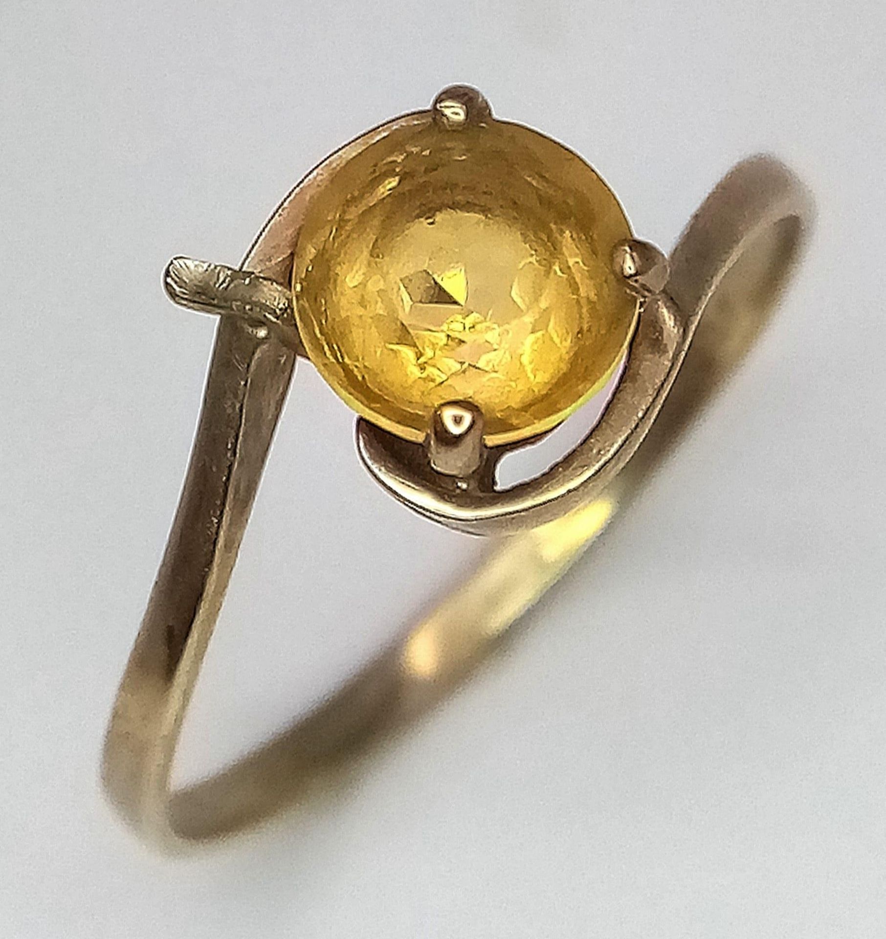 A Vintage 9K Yellow Gold Citrine Crossover Ring. Size L. 1.11g total weight.