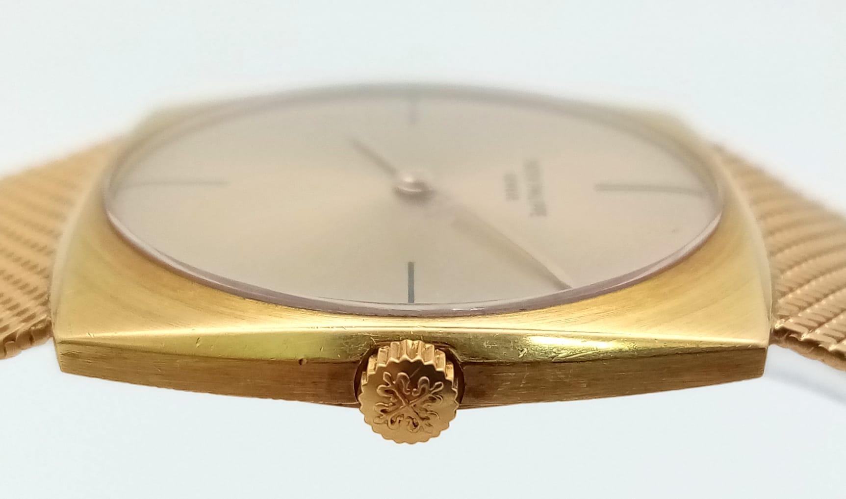 A Classic Vintage Patek Philippe 18K Gold Ladies Watch. 18k gold bracelet and square case - 28mm. - Image 5 of 6
