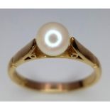 9k yellow gold ring with single cultured pearl. Weight: 2.5g Size O (pearl: 6mm)
