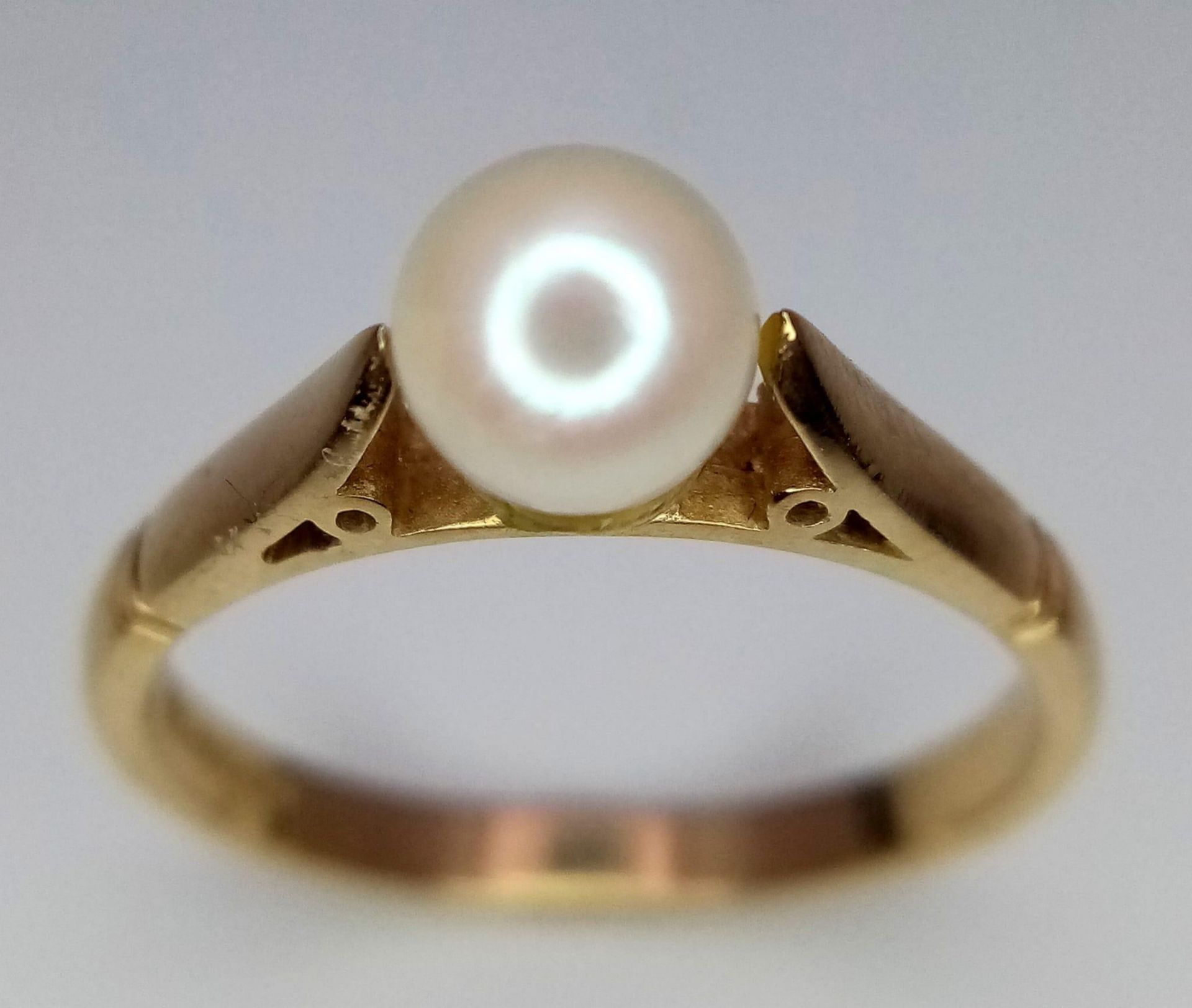 9k yellow gold ring with single cultured pearl. Weight: 2.5g Size O (pearl: 6mm)