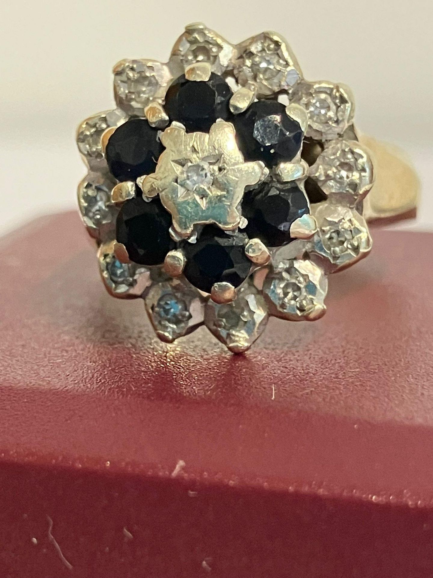 Stunning vintage 9 carat GOLD, DIAMOND and SAPPHIRE CLUSTER RING. Fully hallmarked. Presented in a