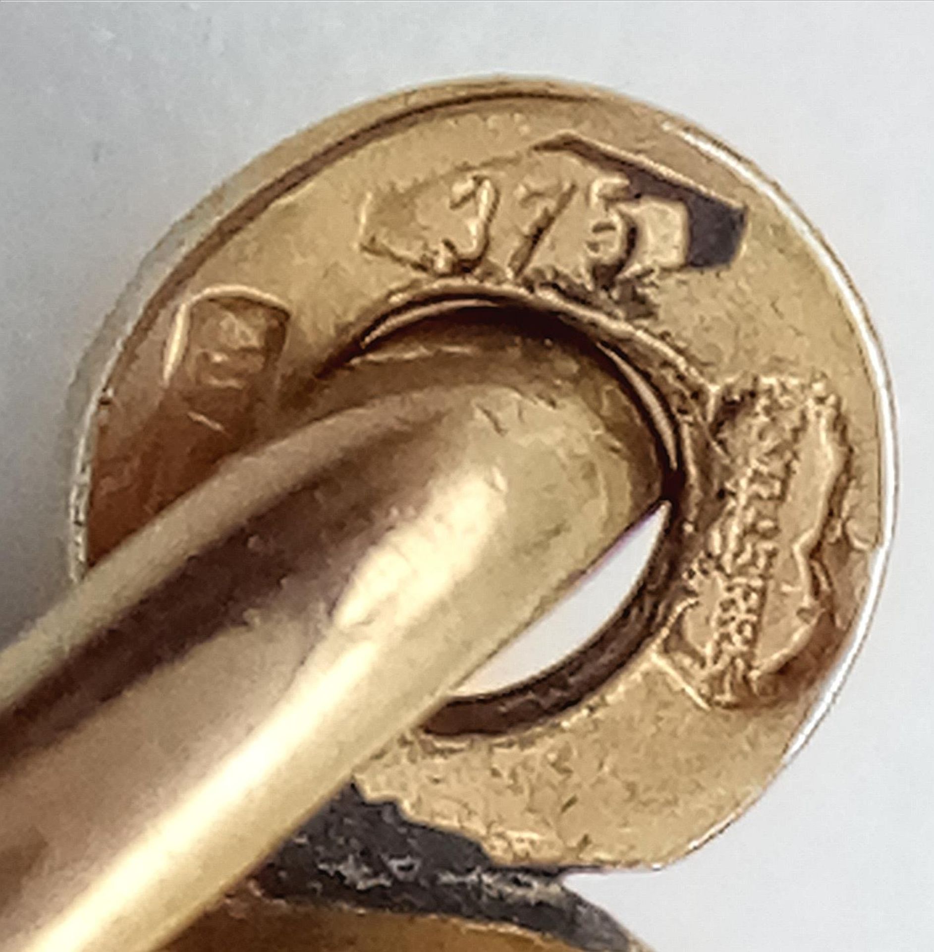 A 9K yellow gold horn of life pendant, 2g, 4.5cm length - Bild 4 aus 5