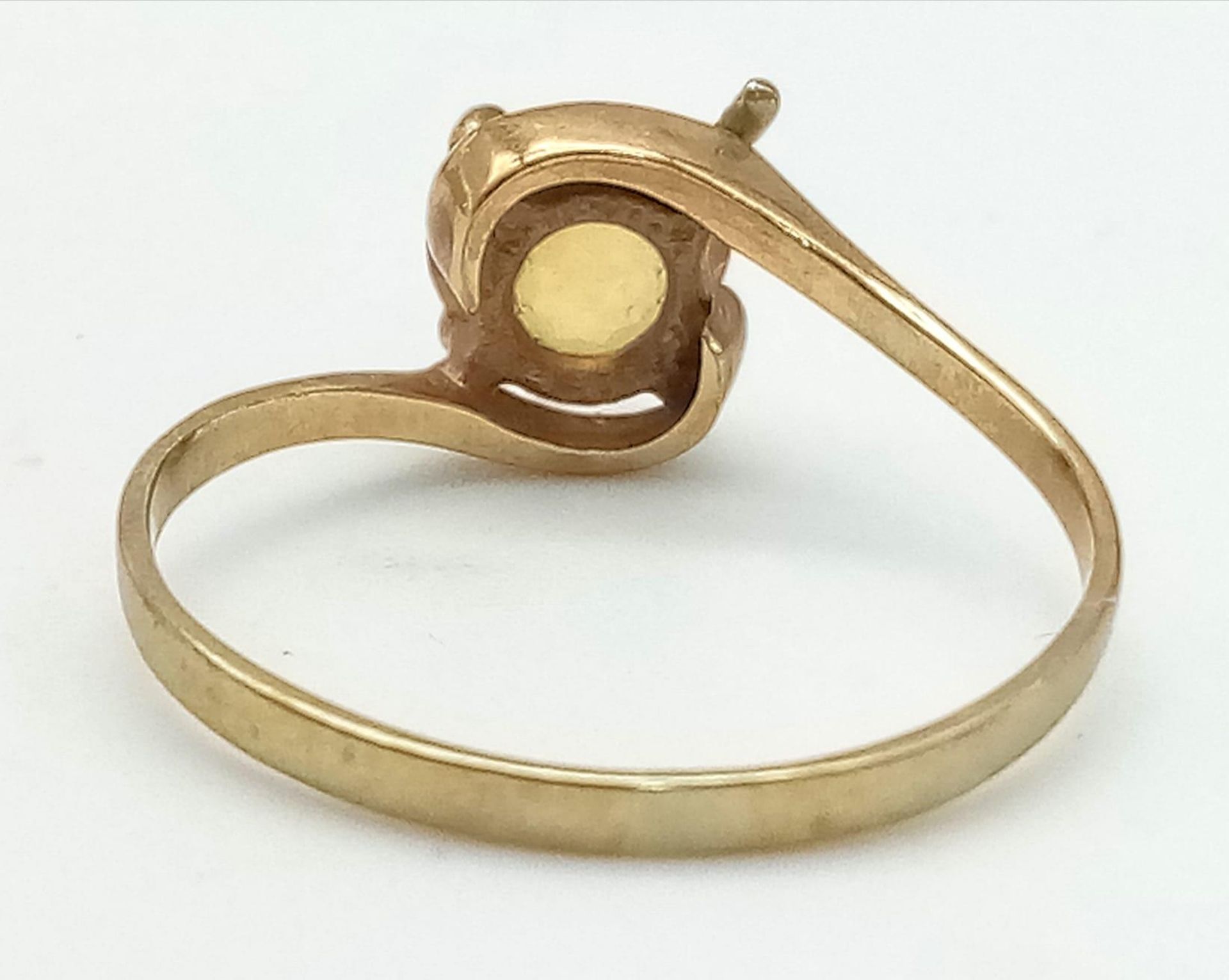 A Vintage 9K Yellow Gold Citrine Crossover Ring. Size L. 1.11g total weight. - Image 3 of 4