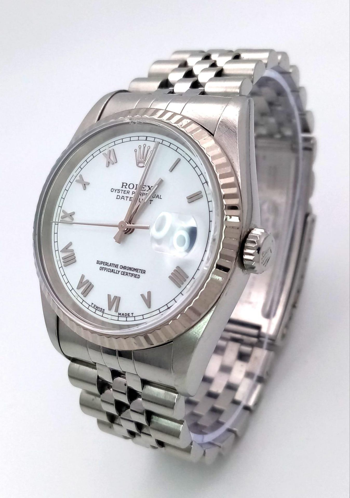 A GENTS ROLEX OYSTER PERPETUAL DATEJUST WATCH IN STAINLESS STEEL WITH WHITE DIAL , ROMAN NUMERALS