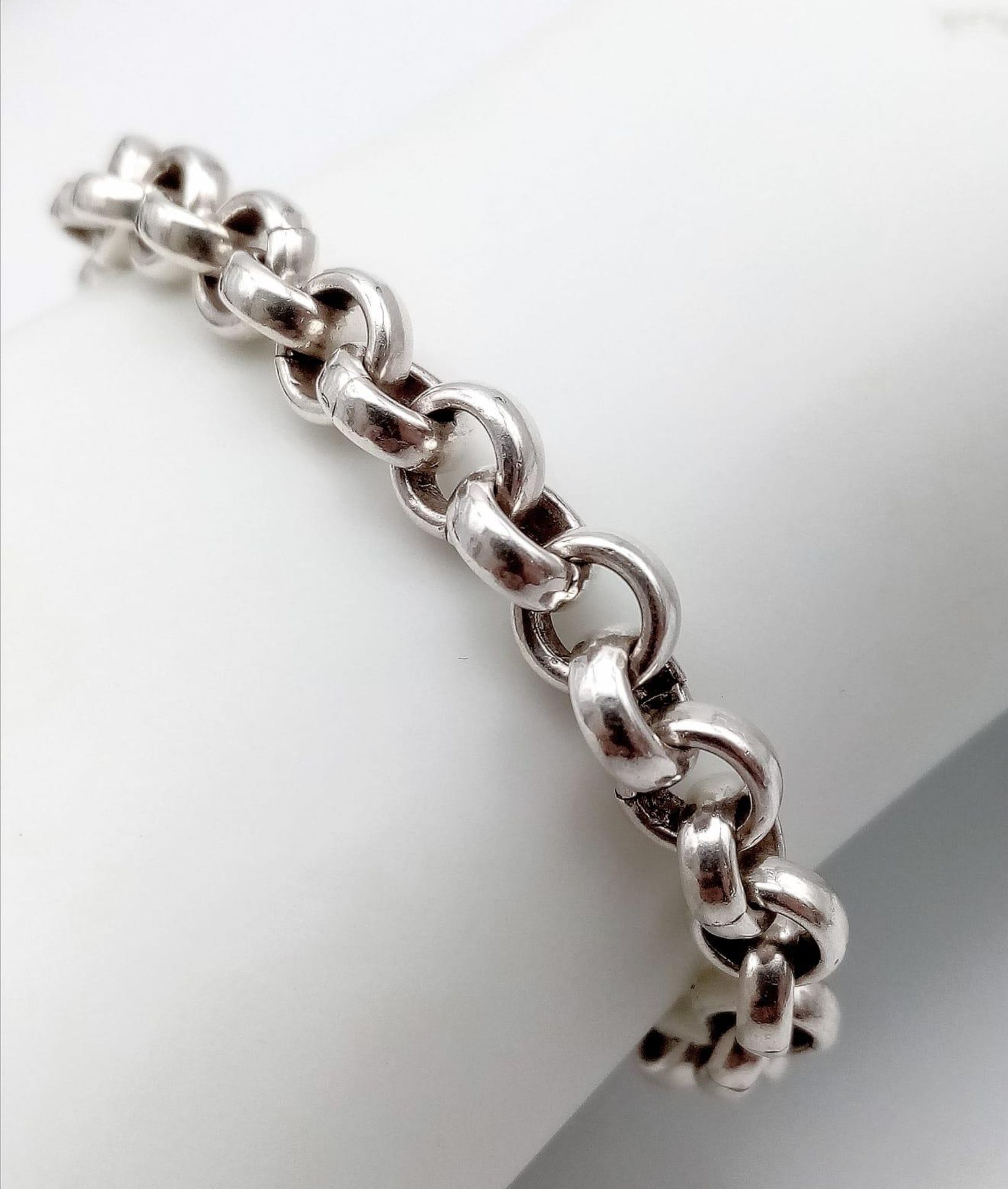 A hallmarked Sterling Silver T-Clasp Bracelet. Weight: 27.26g - Image 4 of 7