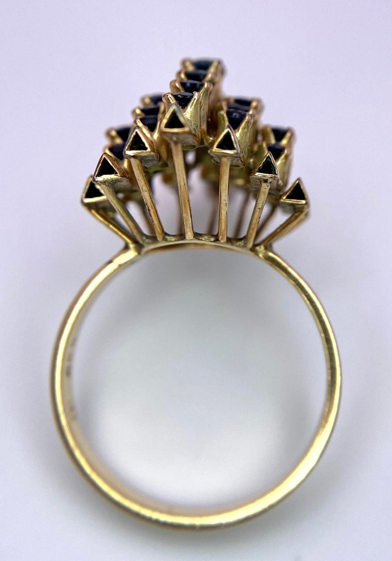 A vintage, 14 K yellow gold ring with a crown of sapphires arranged on a group of proud standing - Image 3 of 5