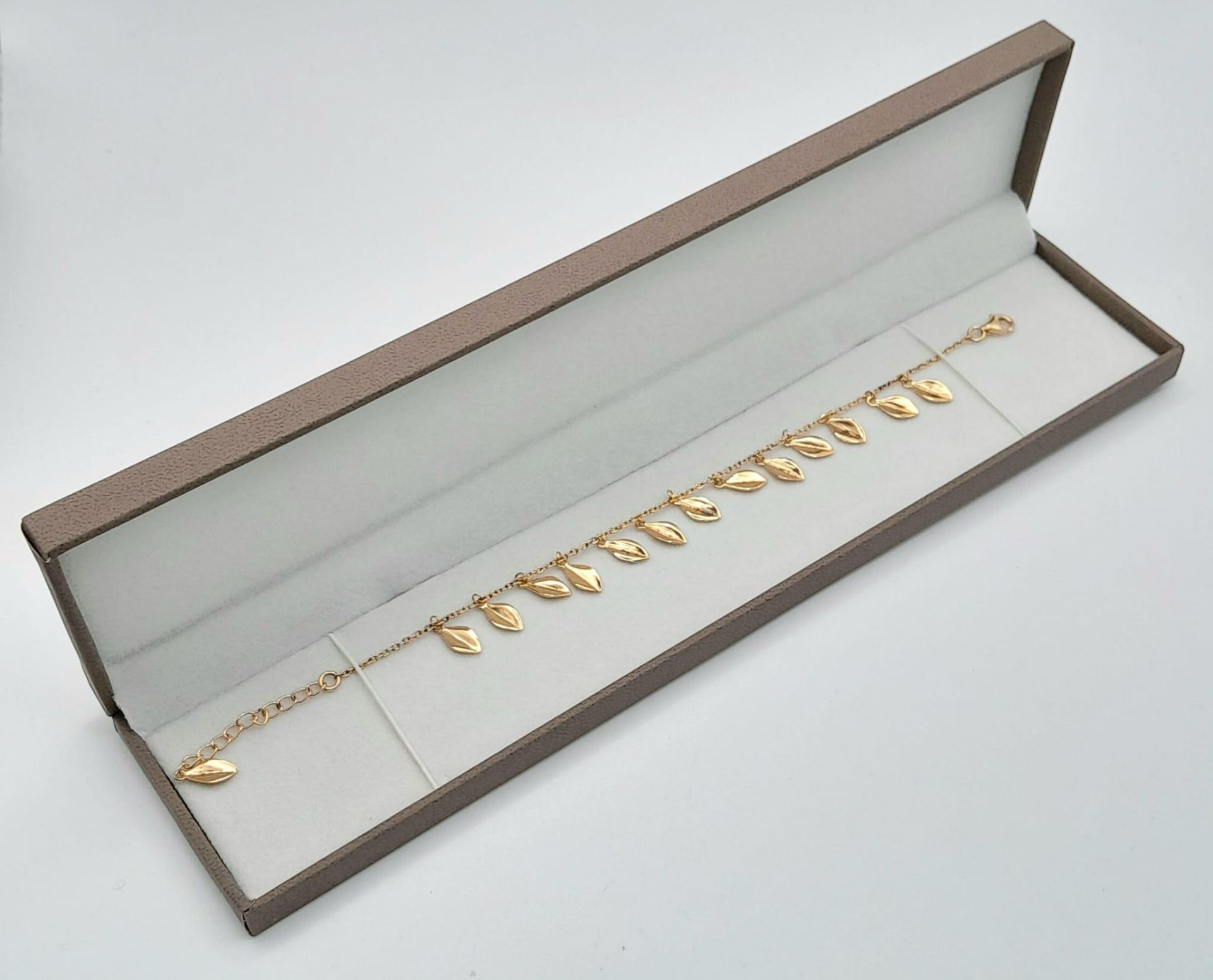 An Unworn, Ex Display, Italian Sterling Silver Gilt Leaf Style Bracelet. 20cm Length. 4.73 Grams. In - Bild 7 aus 11