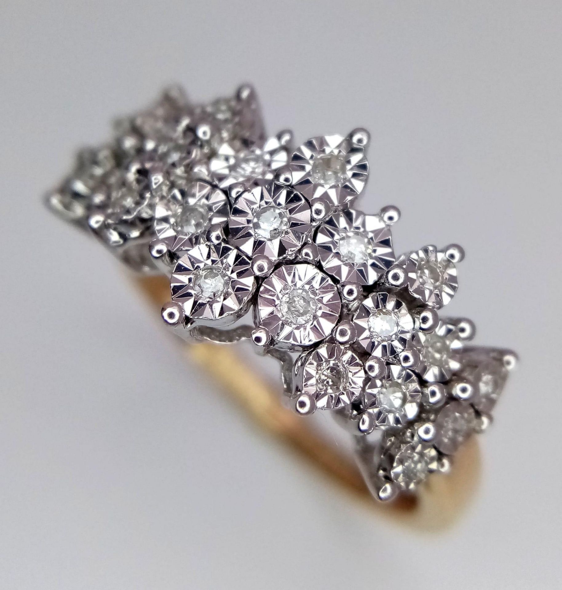 An 18K Yellow Gold Diamond Cluster Ring. 23 round cut diamonds create the perfect crown effect. Size - Image 2 of 7