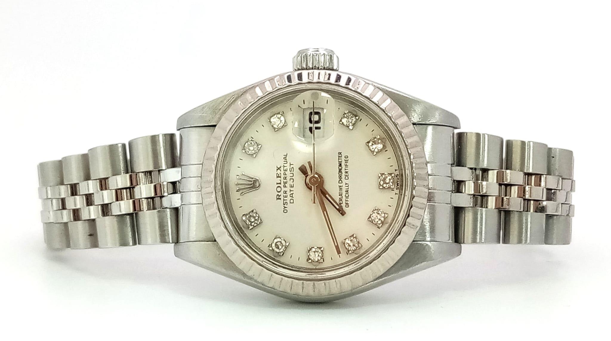 A LADIES ROLEX OYSTER PERPETUAL DATEJUST IN STAINLESS STEEL WITH DIAMOND NUMERALS AND - Image 5 of 8
