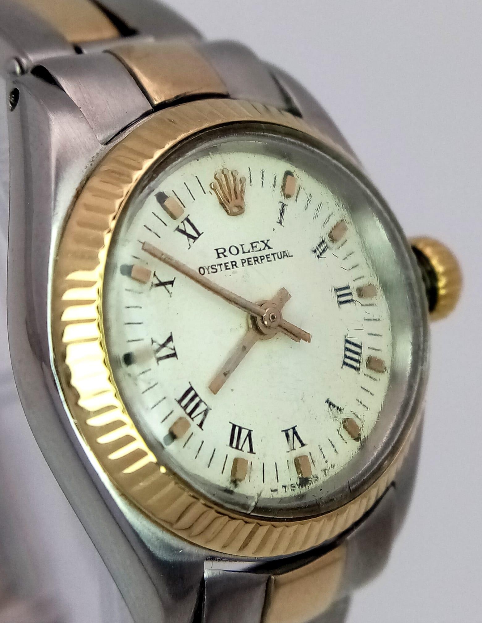 A VINTAGE LADIES ROLEX OYSTER PERPETUAL BI-METAL WRIST WATCH WITH ROMAN NUMERALS AND WHITE DIAL . - Image 3 of 7