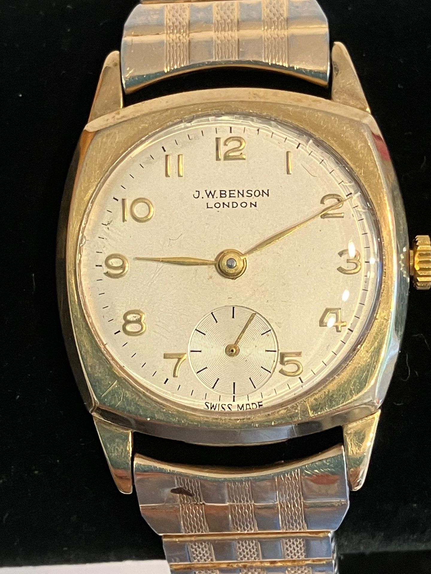 Gentlemans Vintage 9 carat GOLD BENSON WRISTWATCH. Manual winding with exceptional movement.