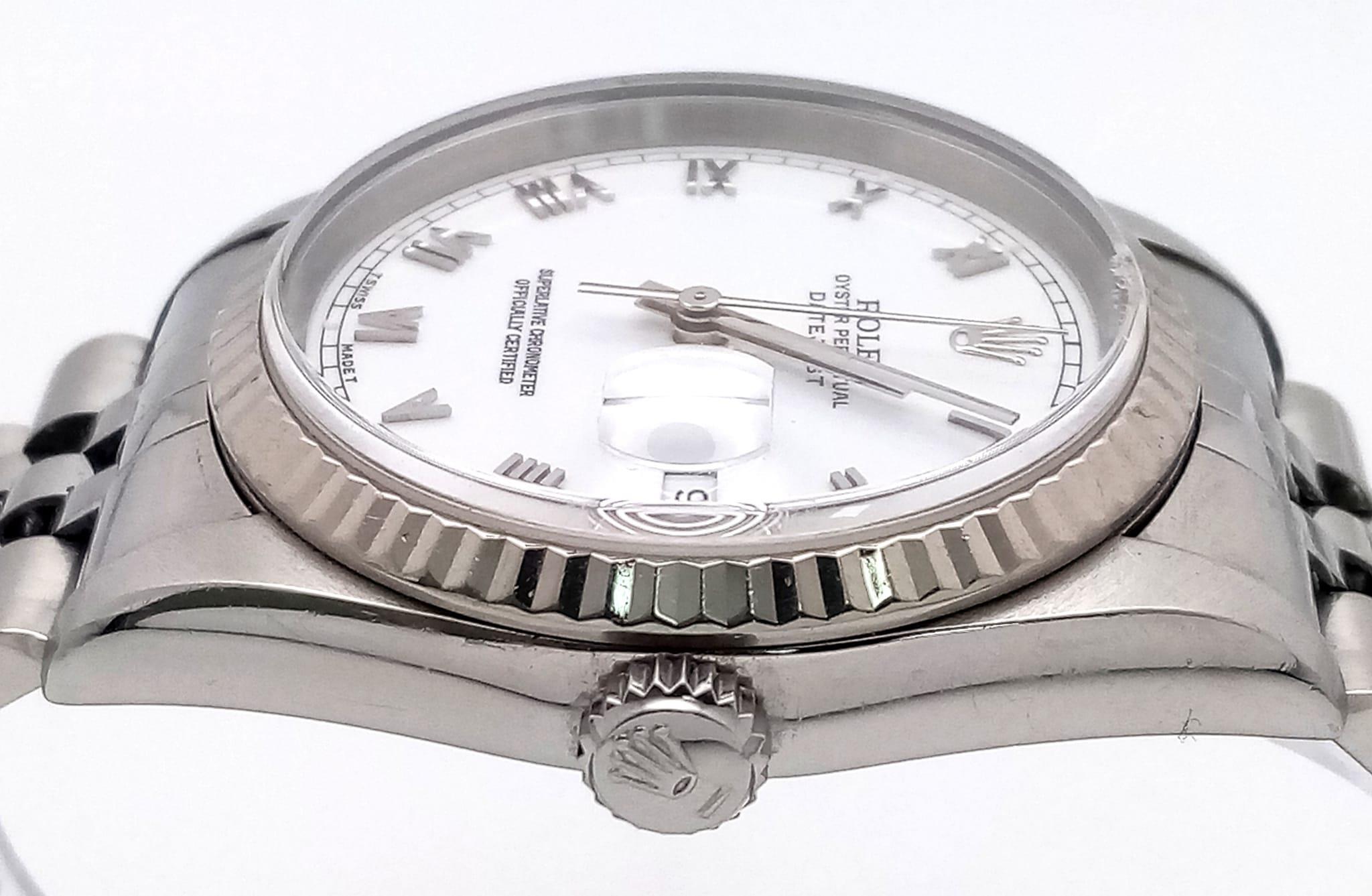 A GENTS ROLEX OYSTER PERPETUAL DATEJUST WATCH IN STAINLESS STEEL WITH WHITE DIAL , ROMAN NUMERALS - Image 7 of 19