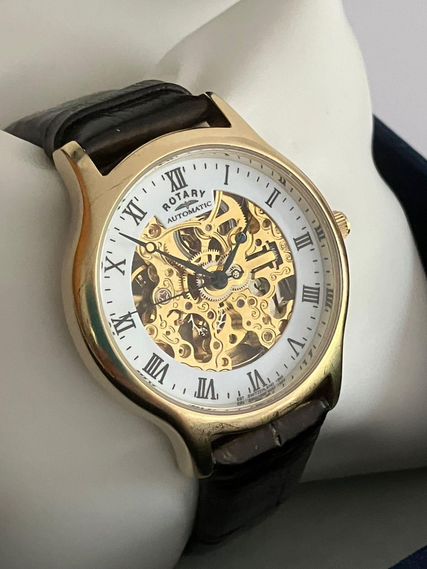 Gentlemans ROTARY AUTOMATIC SKELETON WRISTWATCH. Finished in gold tone with leather strap. - Image 9 of 9