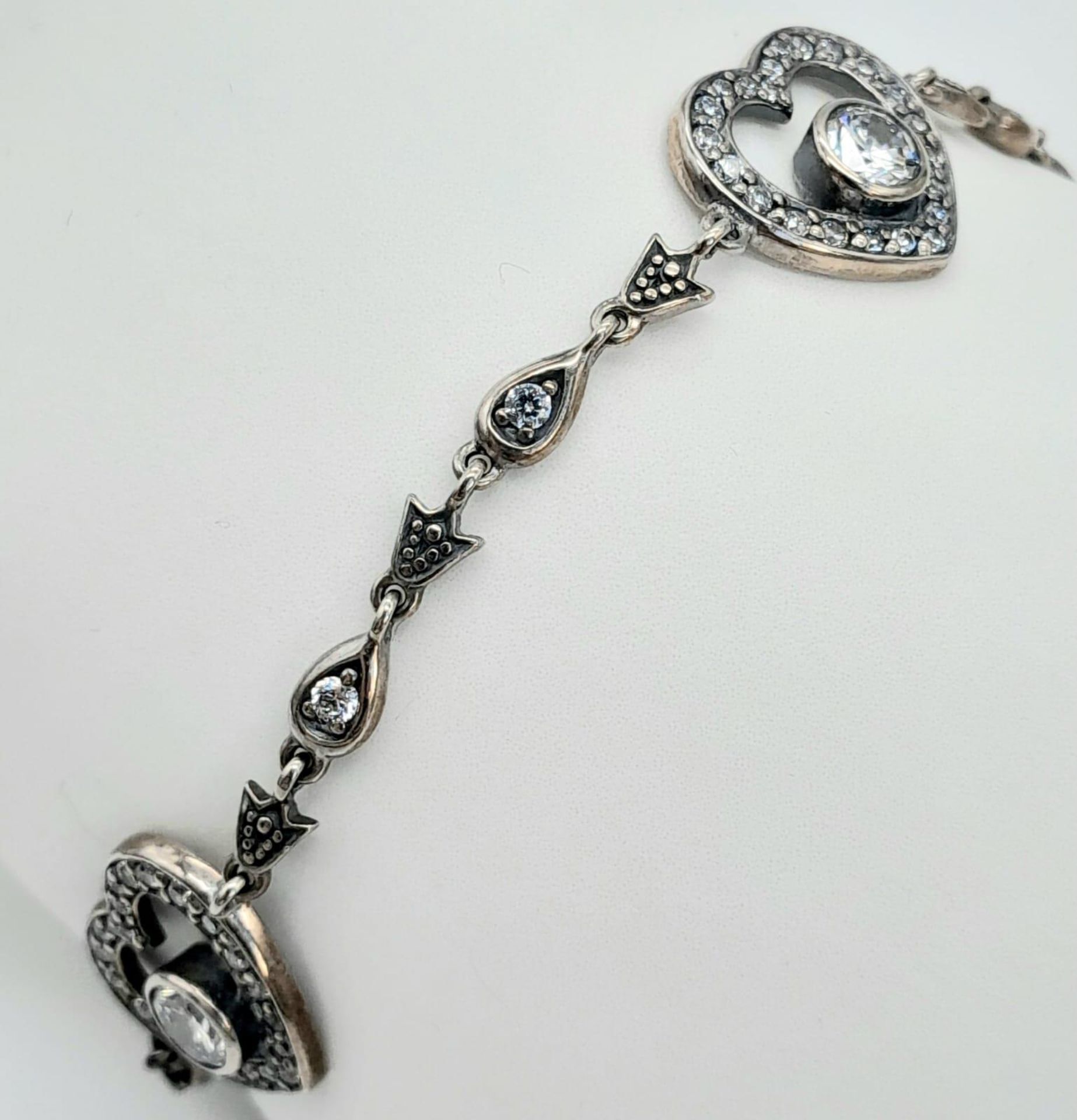 A matching set of fancy 925 silver stone set with heart shape decoration jewellery: A pendant, a - Image 3 of 5