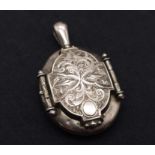 A HIGH CARAT GOLD VICTORIAN MOURNING LOCKET WITH INTRICATE PATTERNED FRONT AND BACK AND STILL