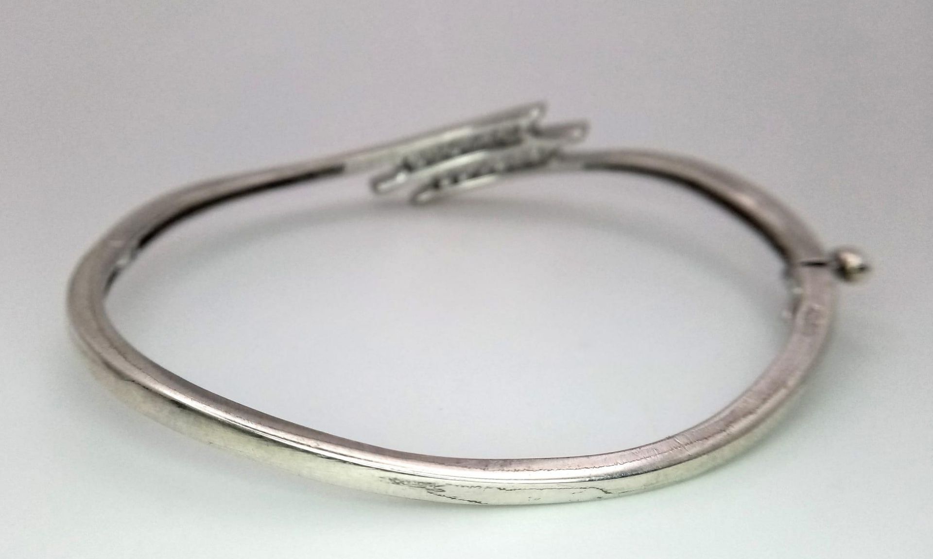 A Sterling silver CZ set hinged twist bangle (5.5cm inner width) 10g - Bild 2 aus 4