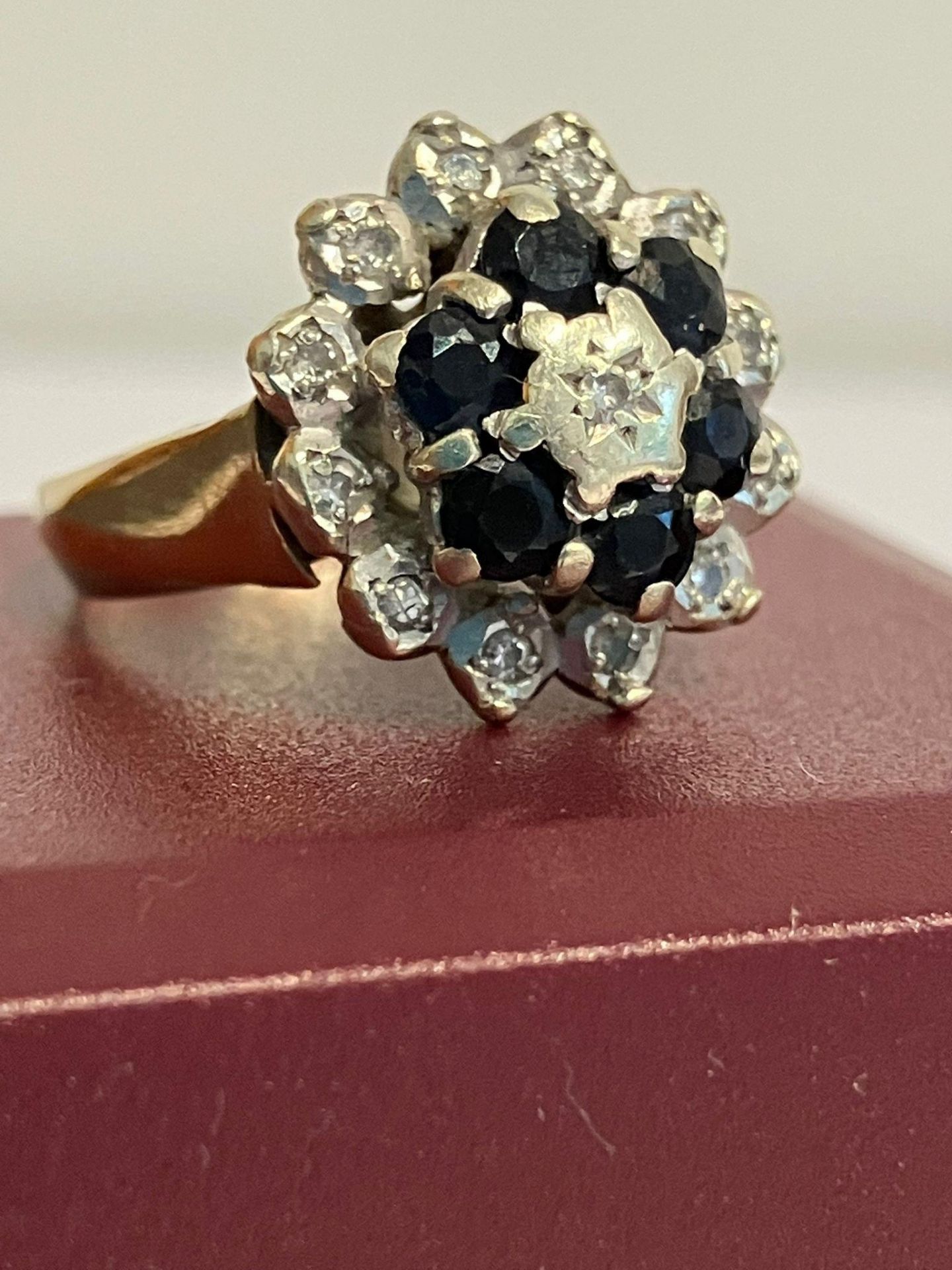 Stunning vintage 9 carat GOLD, DIAMOND and SAPPHIRE CLUSTER RING. Fully hallmarked. Presented in a - Bild 2 aus 3