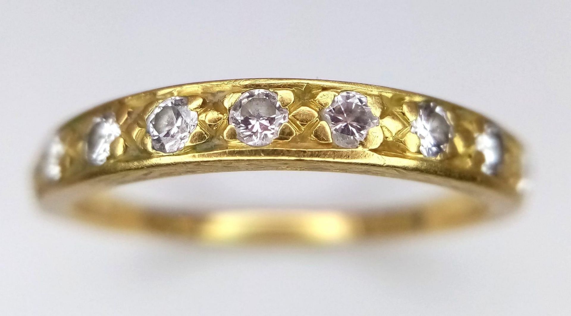 An 18K Yellow Gold Diamond Set Band Ring. Size P, 0.20ctw, 2.2g total weight. - Bild 2 aus 4