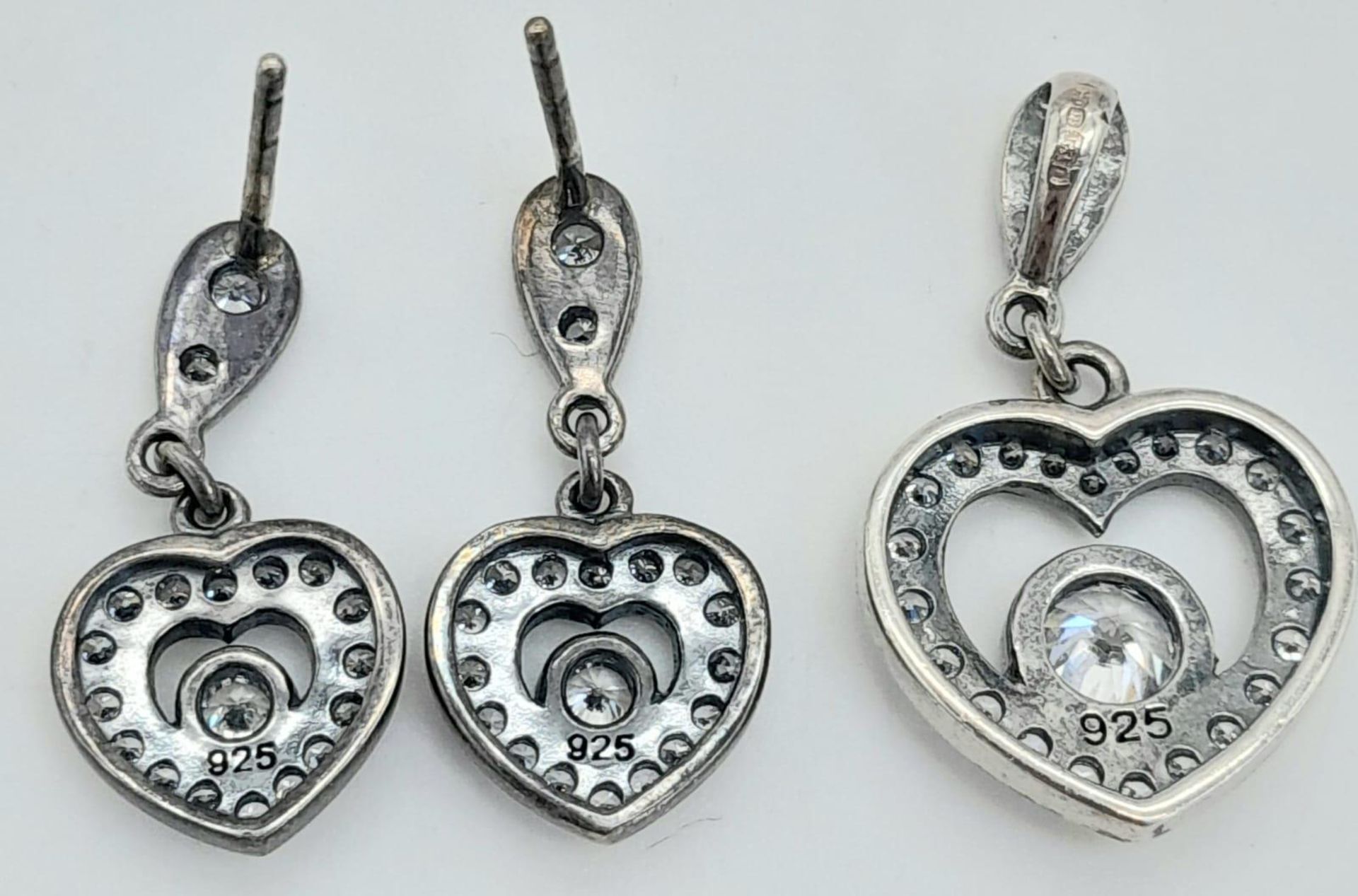 A matching set of fancy 925 silver stone set with heart shape decoration jewellery: A pendant, a - Image 5 of 5