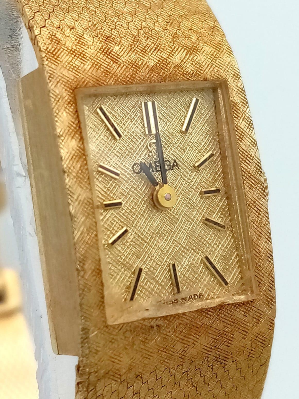 A VINTAGE LADIES 14K GOLD OMEGA CLASSIC 17 JEWELS MANUAL WIND WRIST WATCH WITH PATTERNED GOLD TONE - Image 2 of 6