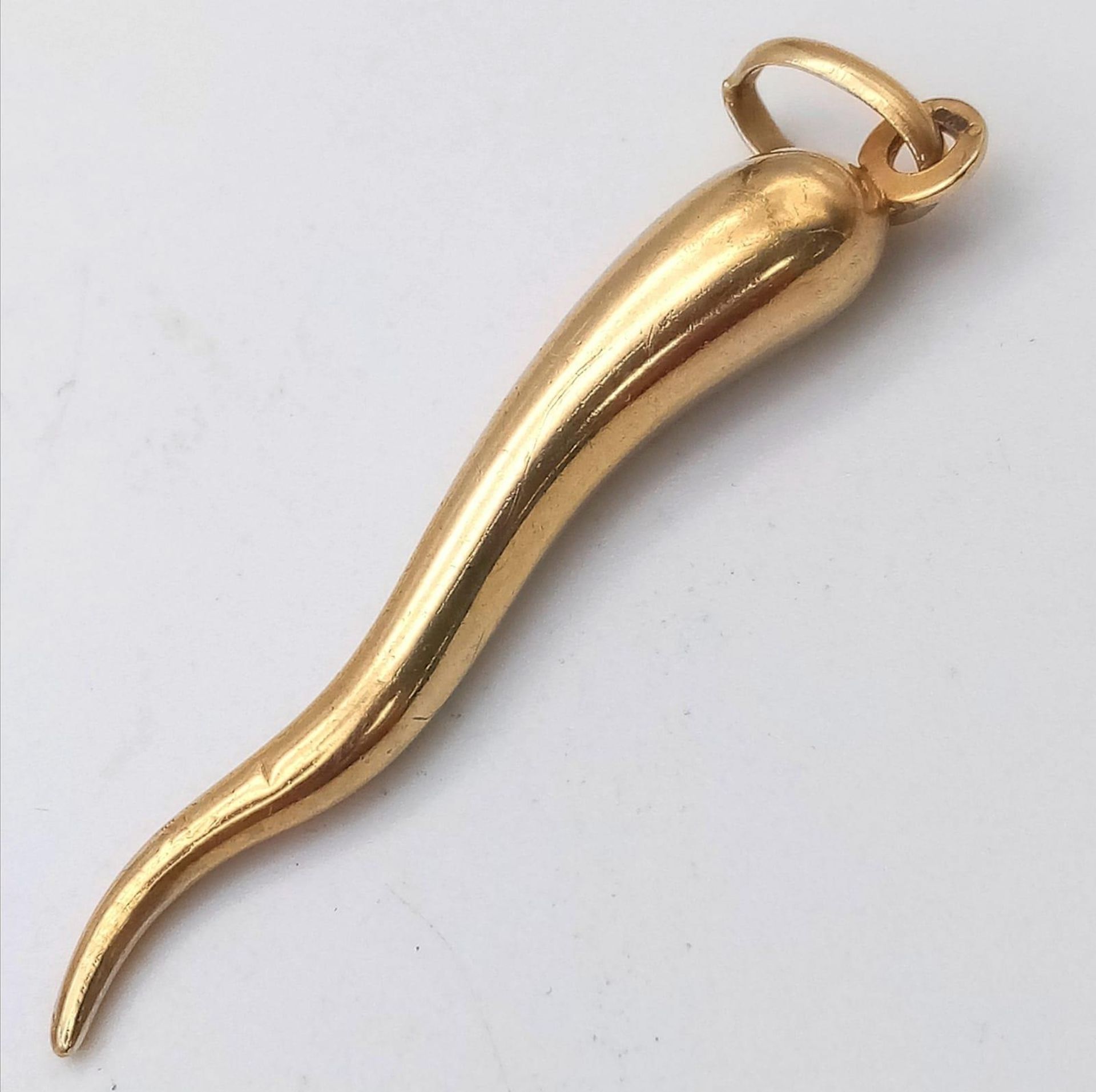 A 9K yellow gold horn of life pendant, 2g, 4.5cm length