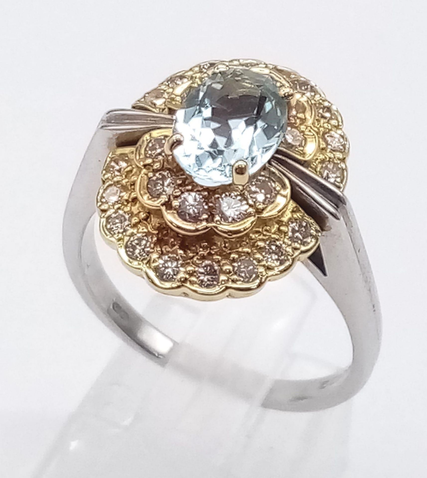 18k 2 colour diamond and aquamarine dress ring. Weight: 7.4g Size Q (dia:0.84ct/aqua:1.10ct) - Bild 2 aus 6