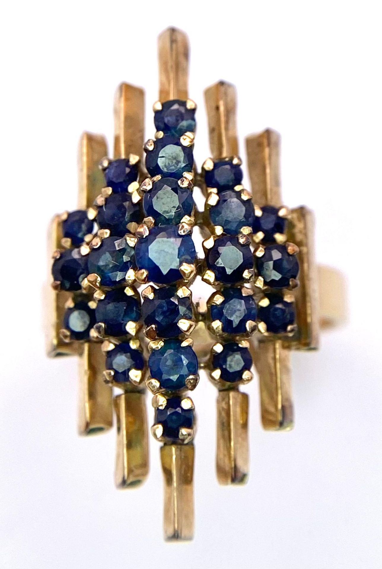 A vintage, 14 K yellow gold ring with a crown of sapphires arranged on a group of proud standing - Image 2 of 5