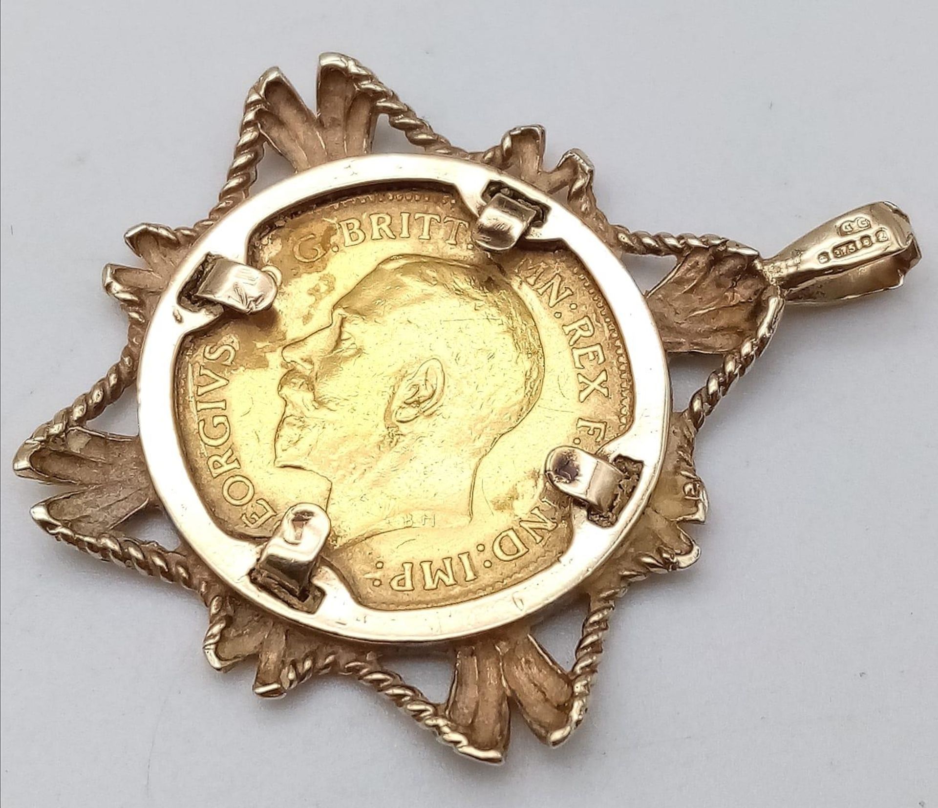 A 9 K yellow gold pendant with a King George V sovereign, total weight: 7.7 g - Image 3 of 5