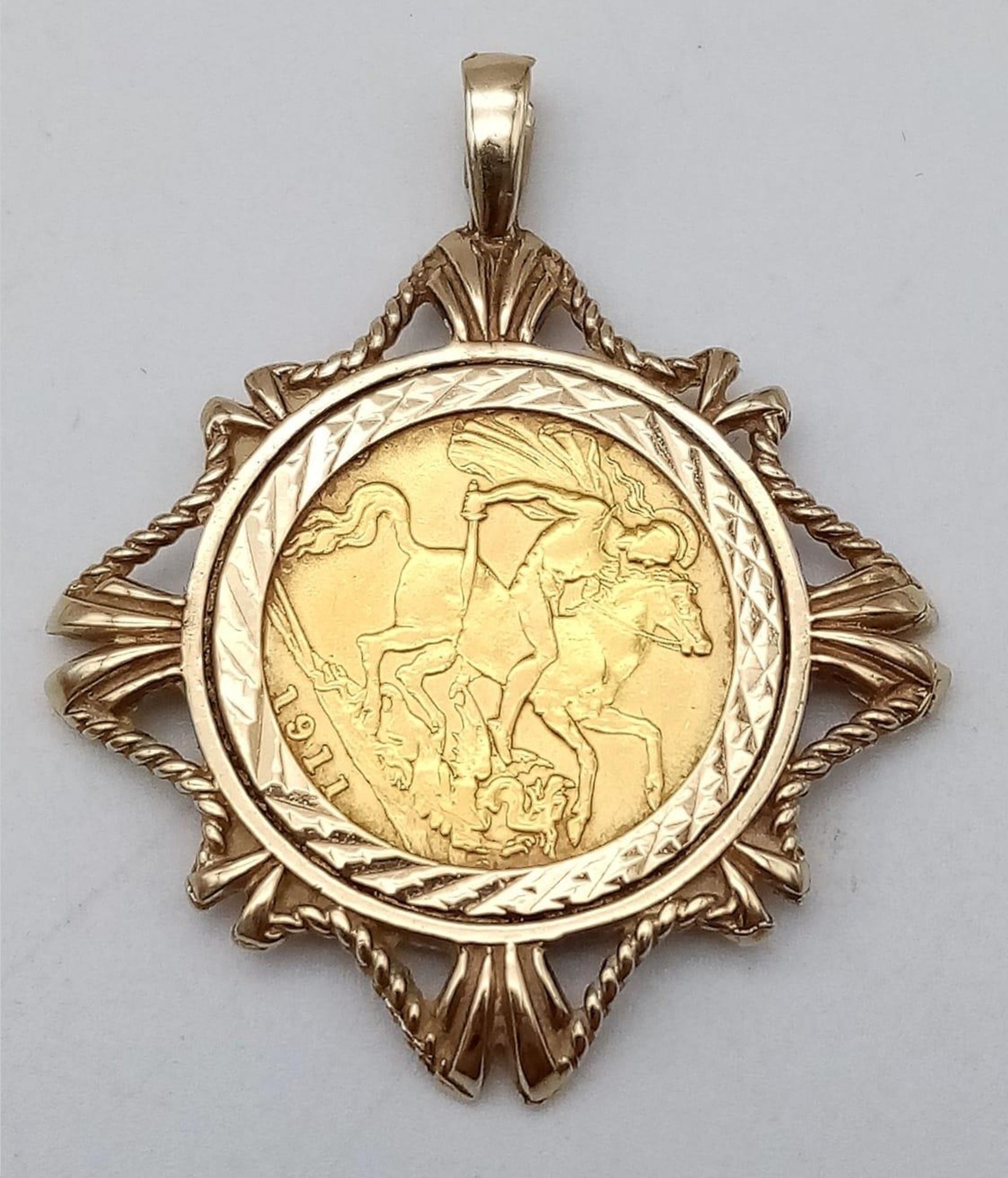 A 9 K yellow gold pendant with a King George V sovereign, total weight: 7.7 g - Image 2 of 5