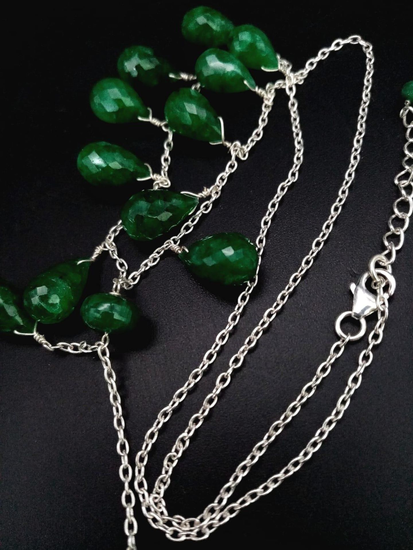 A 925 Silver Necklace with Briolite Cut Emerald Drops. 44cm in length, 5.5cm middle drop, 77ctw - Image 3 of 6