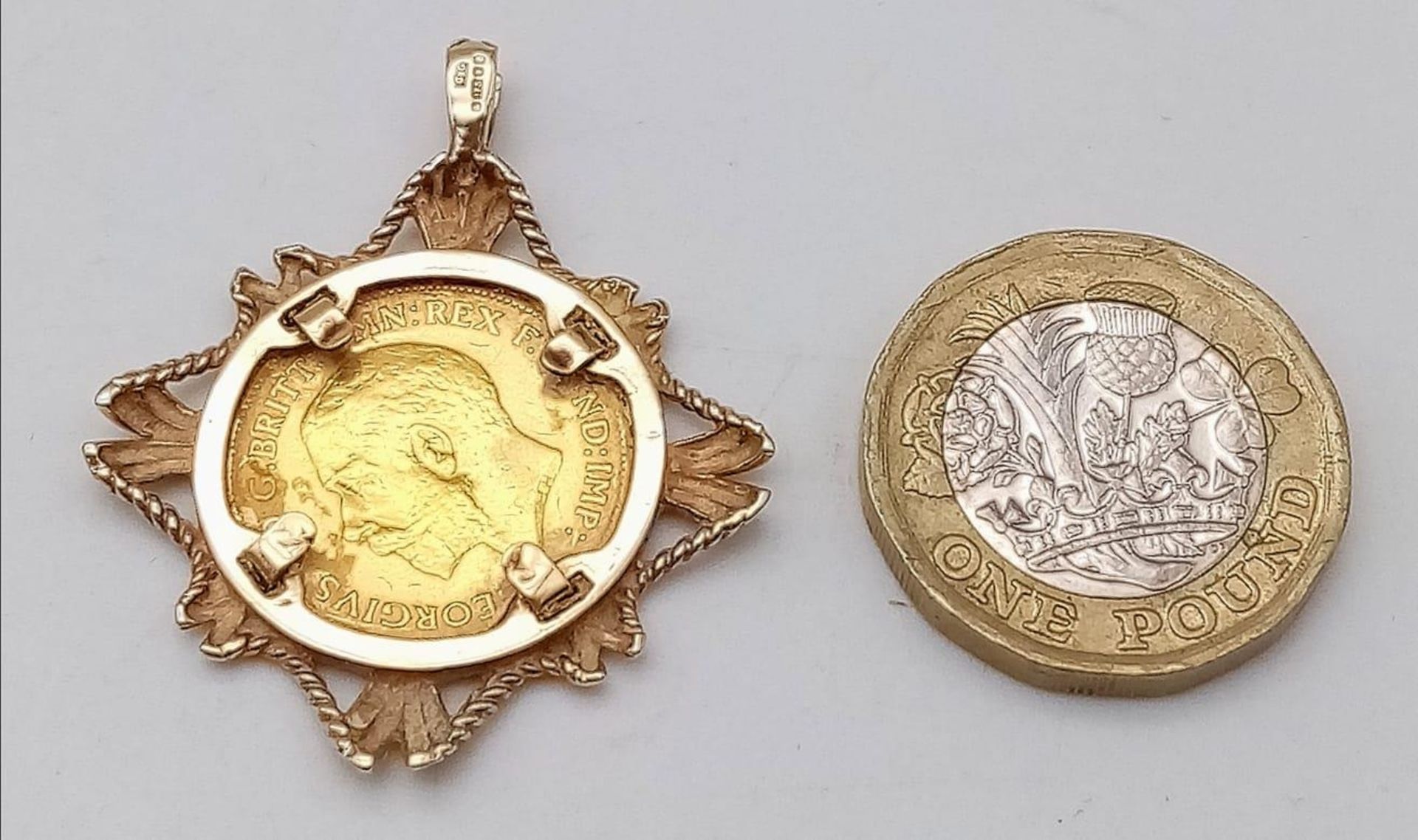 A 9 K yellow gold pendant with a King George V sovereign, total weight: 7.7 g - Image 4 of 5