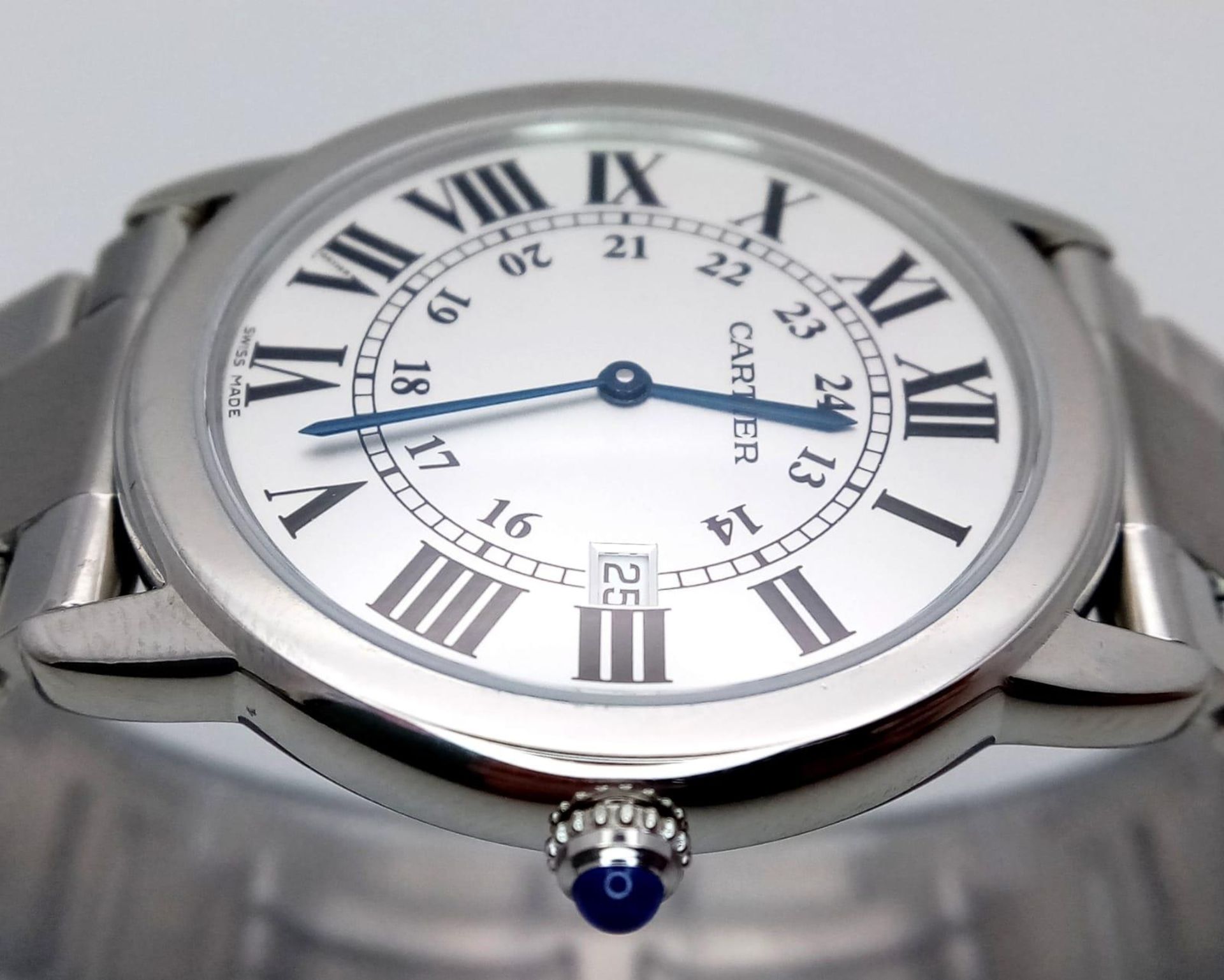 A FABULOUS CARTIER RONDE SOLO WATCH IN STAINLESS STEEL WITH ROMAN NUMERALS ,DATE BOX AND - Image 4 of 8