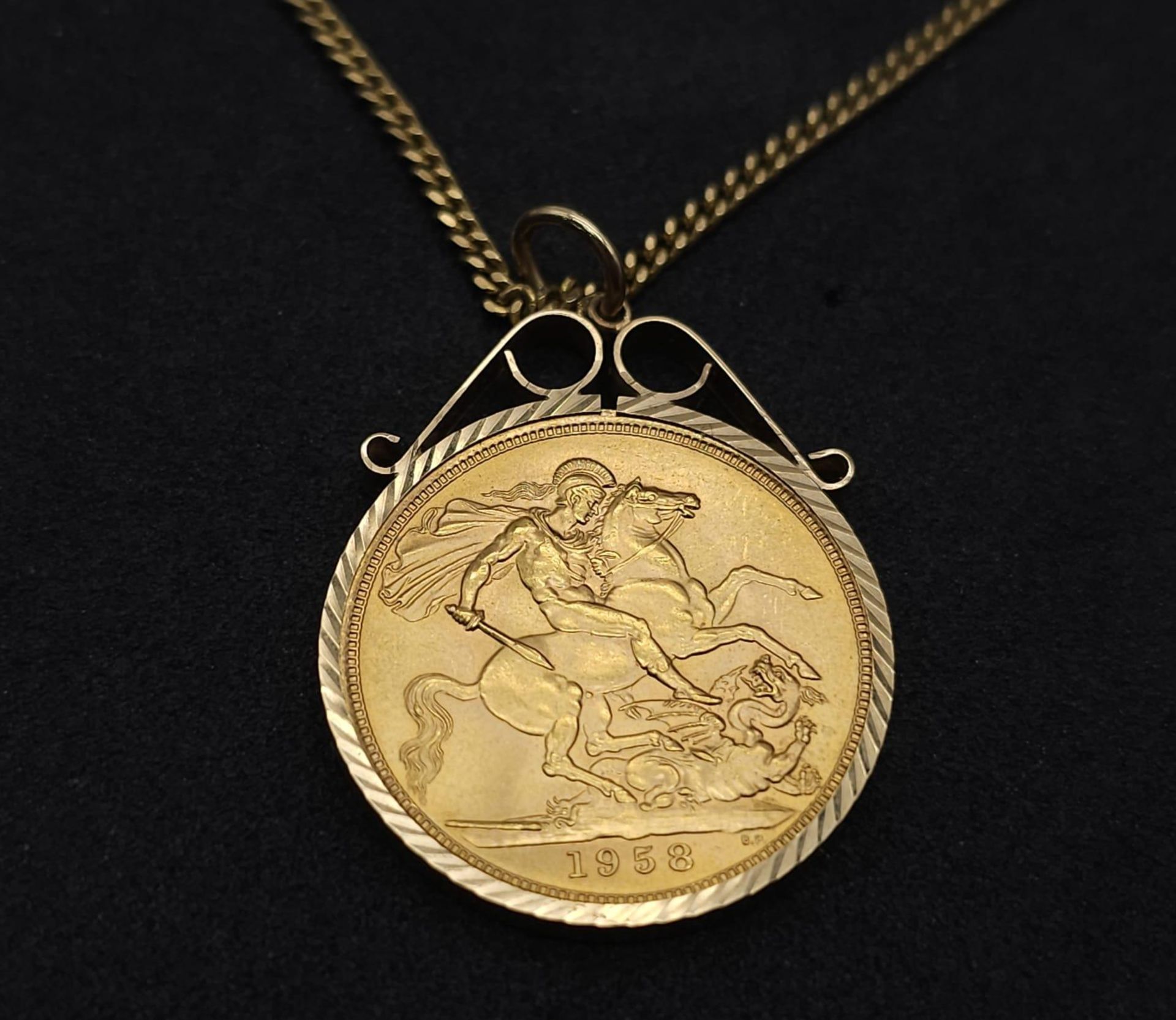 A 1958 GOLD SOVEREIGN IN A 9K GOLD SETTING AND ON A 50cm GOLD CHAIN . 14.11gms - Bild 5 aus 15