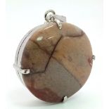 An Round-Cut Agate Pendant set in 925 Sterling silver. 35mm diameter. Comes with a presentation