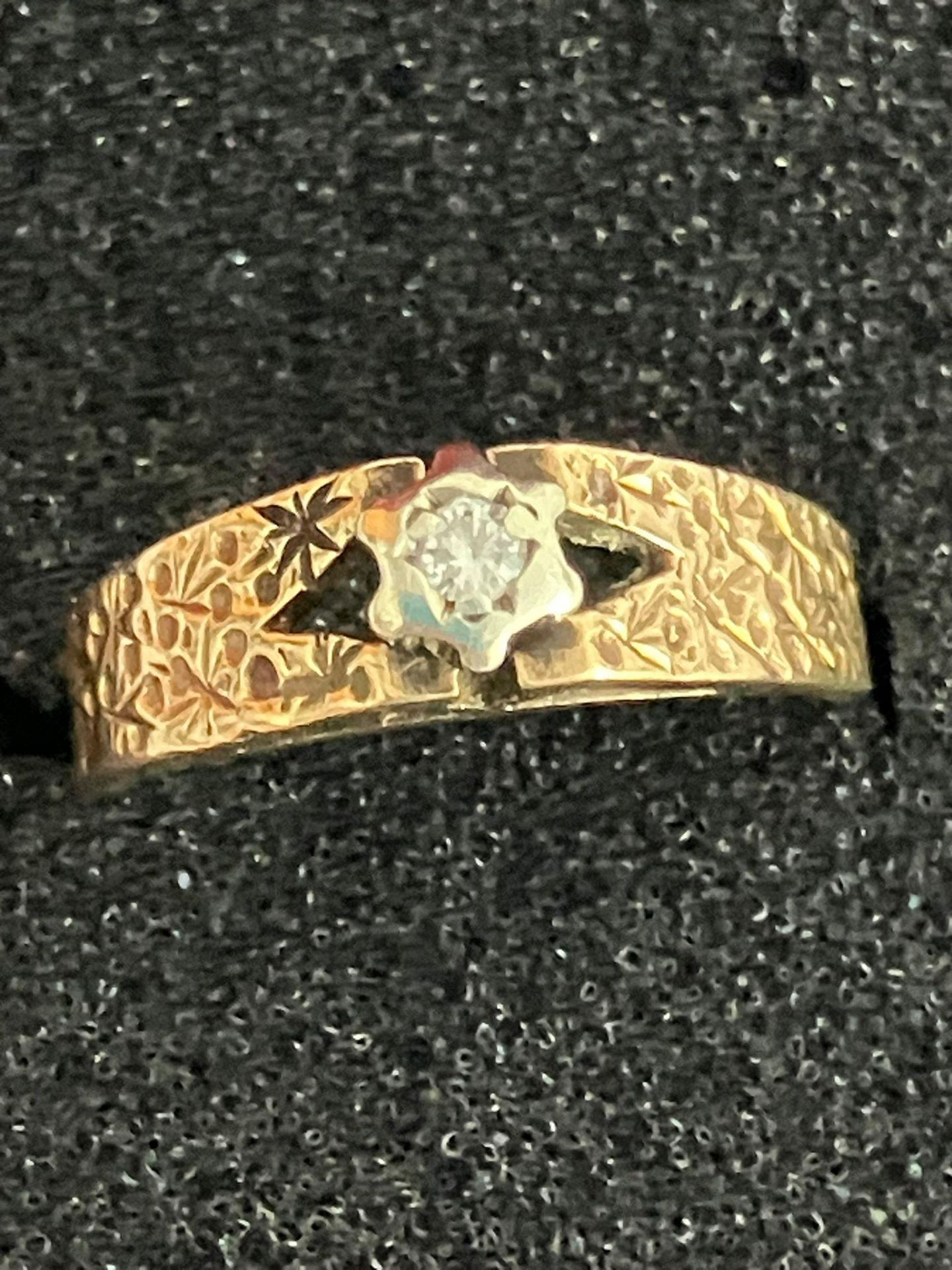 Vintage 9 carat GOLD RING having single DIAMOND set to top with illusion mount. Beautifully - Image 2 of 2