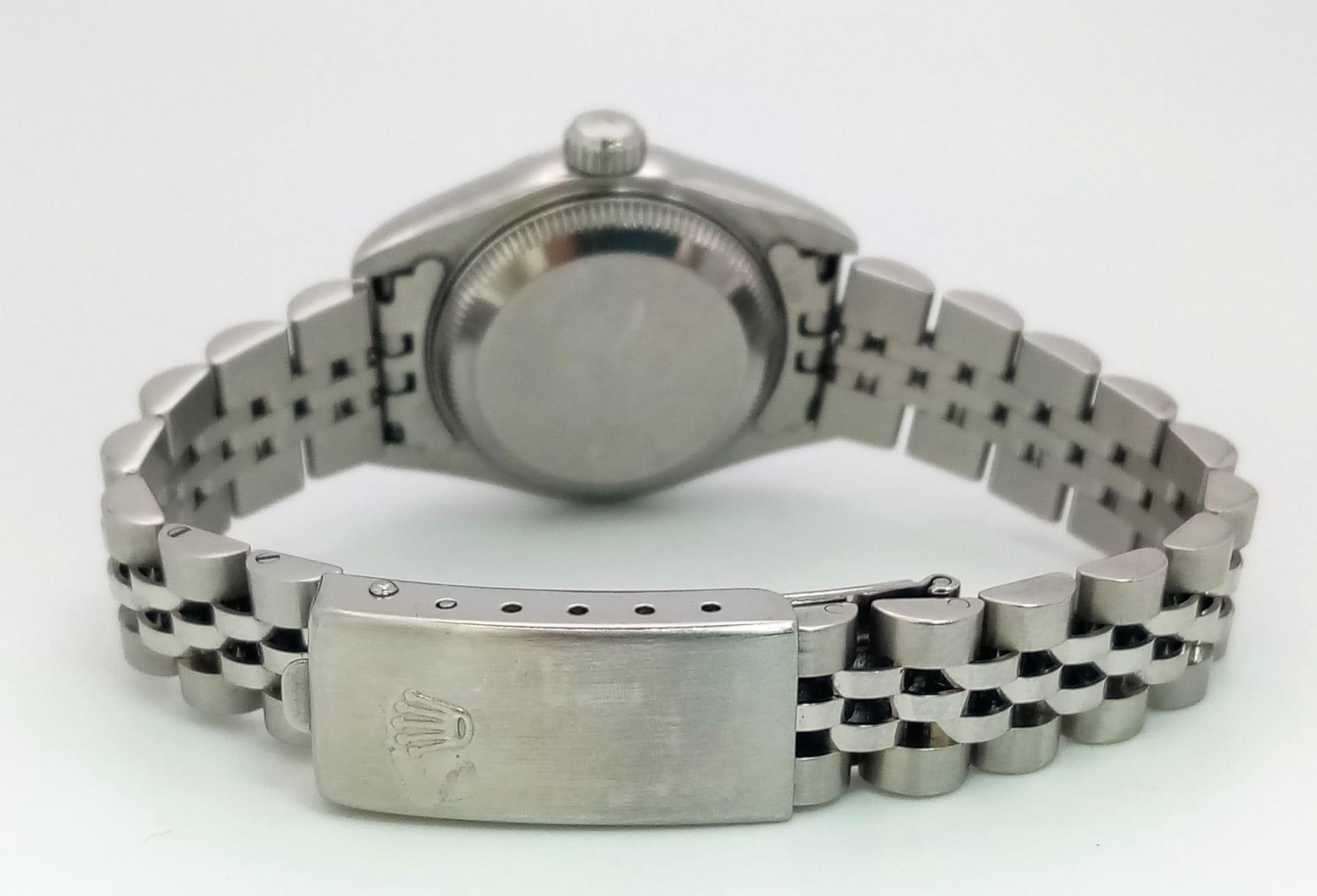 A LADIES ROLEX OYSTER PERPETUAL DATEJUST IN STAINLESS STEEL WITH DIAMOND NUMERALS AND - Image 6 of 8