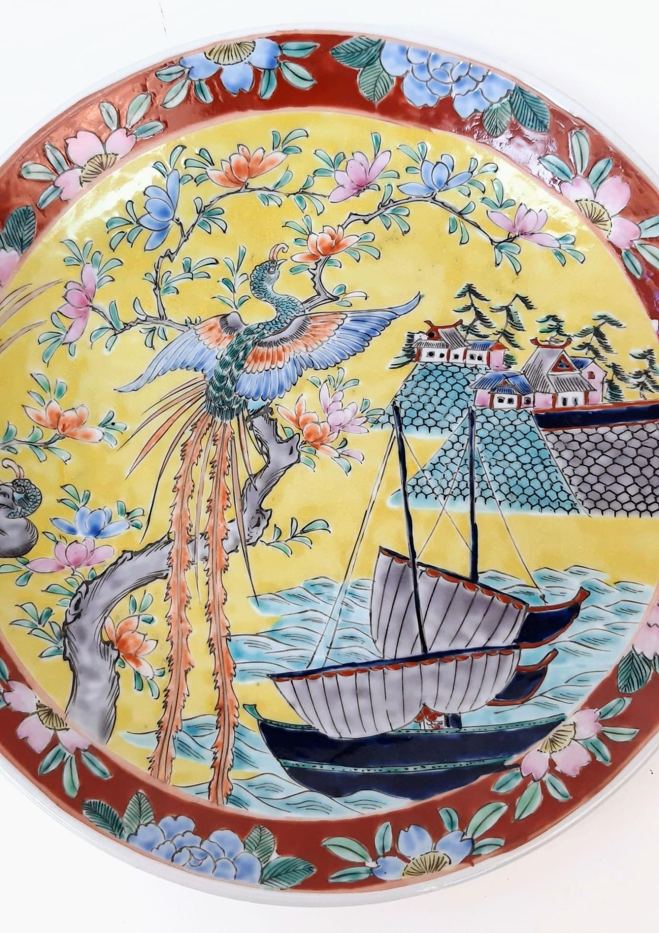 A pair of large, wonderful Chinese Famille Jaune enamelled Plates. Depicting boats, houses and - Bild 3 aus 8