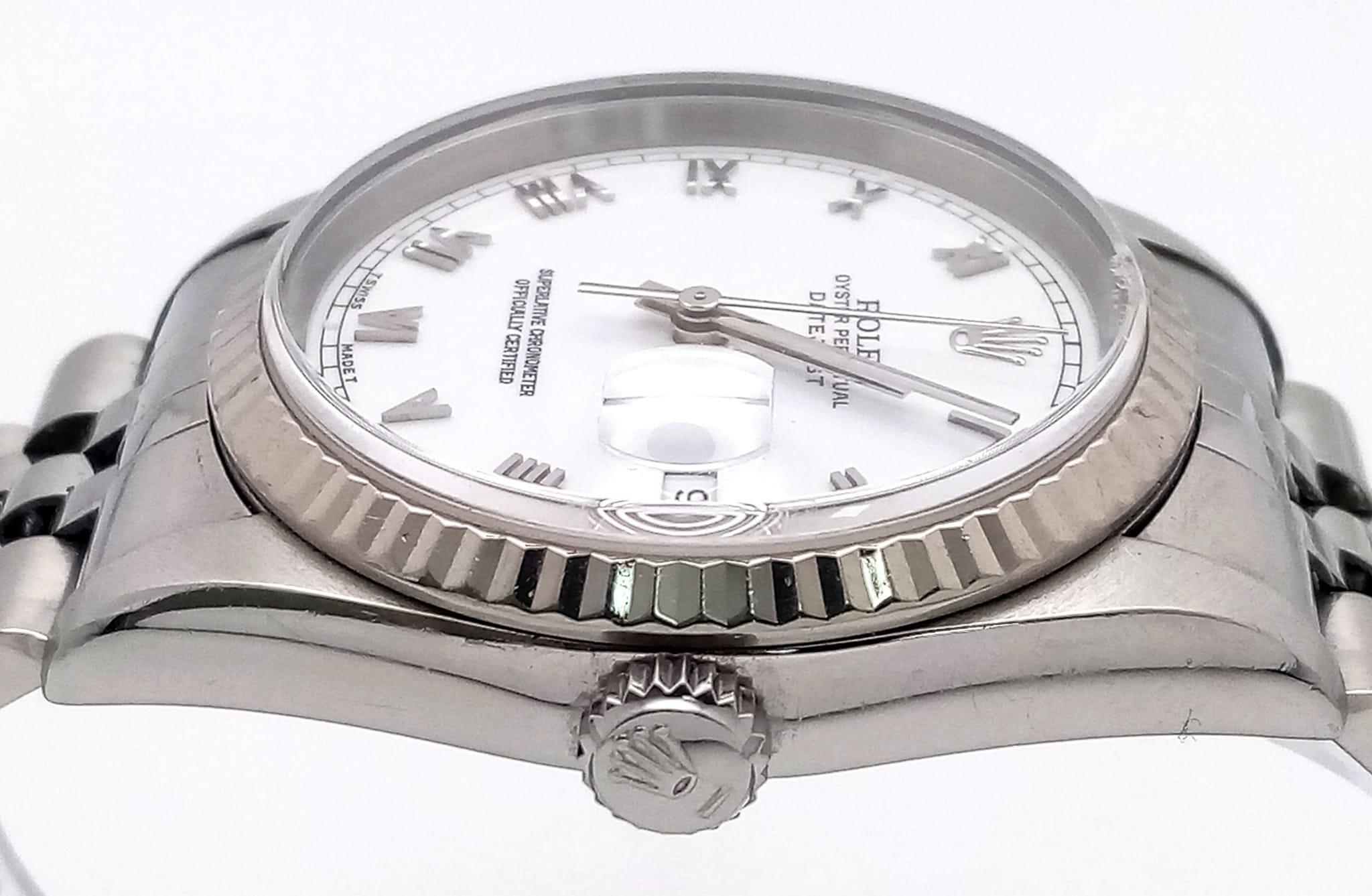 A GENTS ROLEX OYSTER PERPETUAL DATEJUST WATCH IN STAINLESS STEEL WITH WHITE DIAL , ROMAN NUMERALS - Image 6 of 19