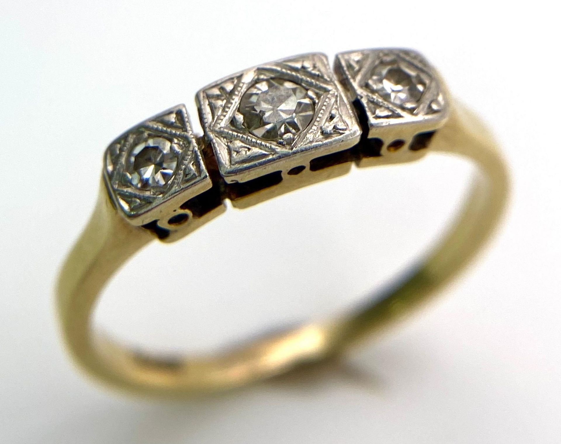 A 18kt Yellow Gold Ring with Trio of Diamonds. Each of the three Diamonds are mounted and framed - Image 2 of 4