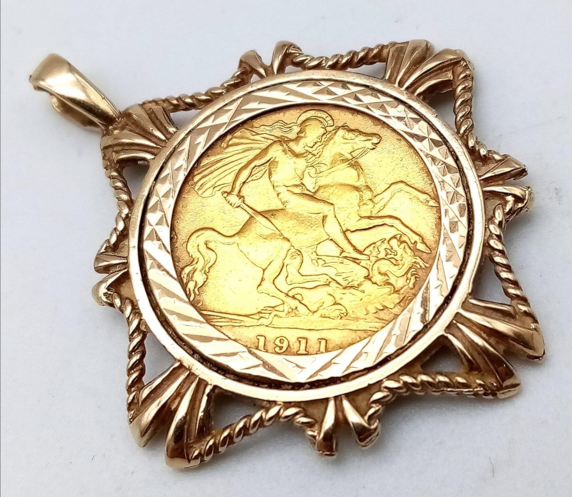 A 9 K yellow gold pendant with a King George V sovereign, total weight: 7.7 g