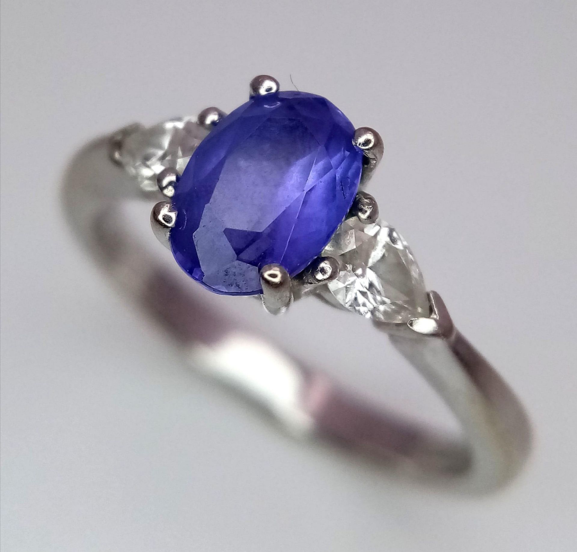 A 18K WHITE GOLD DIAMOND & TANZANITE 3 STONE RING. 0.50CT OF PEAR SHAPE DIAMONDS & 0.85CT OVAL - Image 2 of 4