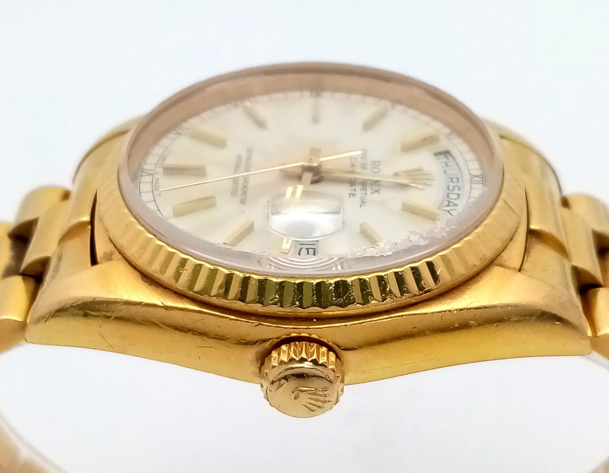 AN 18K GOLD ROLEX OYSTER PERPETUAL DAY-DATE WITH SOLID 18K GOLD STRAP , WHITE DIAL AND AUTOMATIC - Image 7 of 19