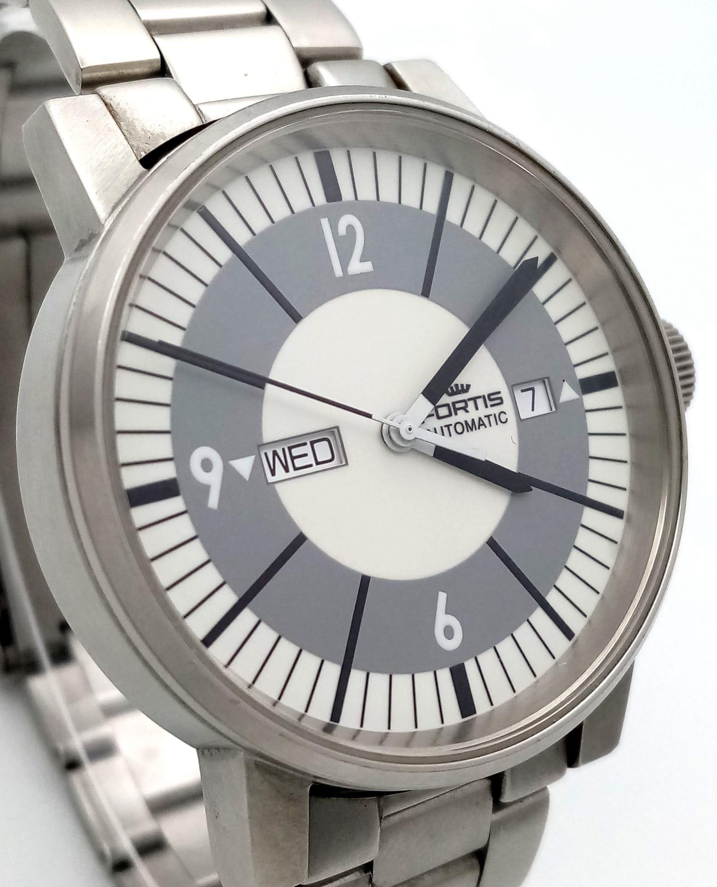 A RADO FORTIS STAINLESS STEEL GENTS WATCH , AUTOMATIC MOVEMENT , DAY AND DATE BOXES AND - Image 4 of 13